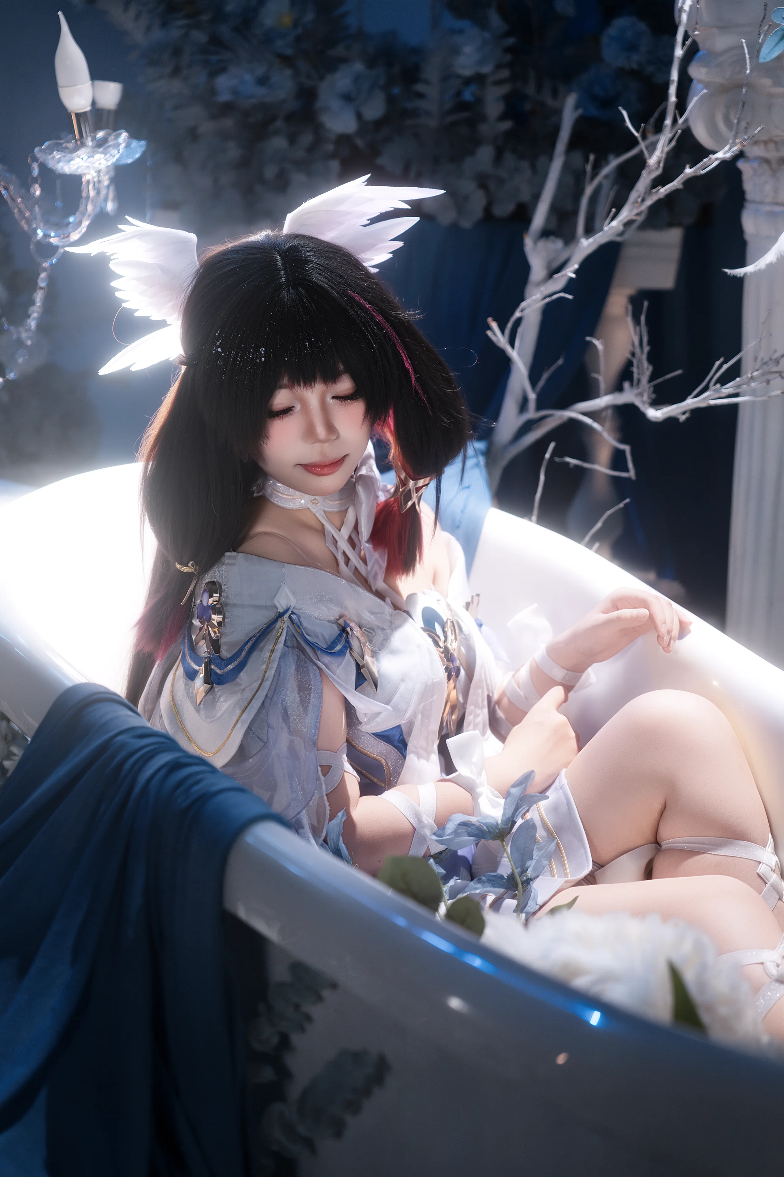 【哥倫比婭cos】月下靜謐，羽翼與浴缸的夢幻相遇 - 第 4 張