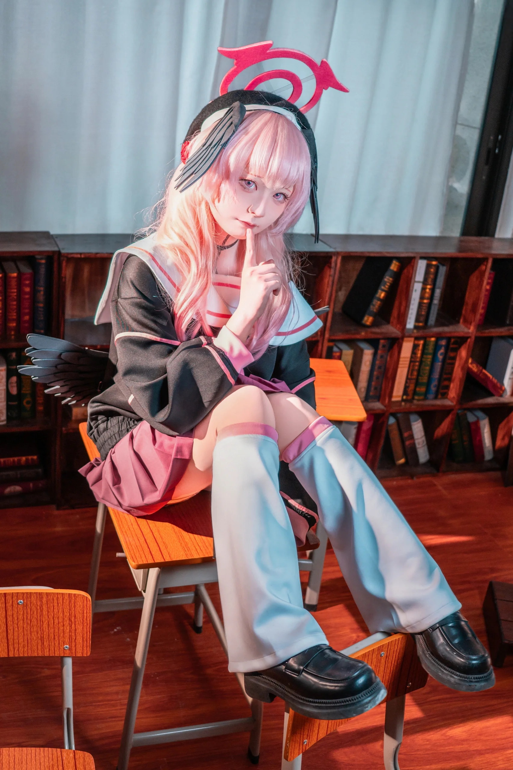 【下江小春cos】蔚蓝档案里的粉发优等生，校园实景拍摄 - 第 6 张