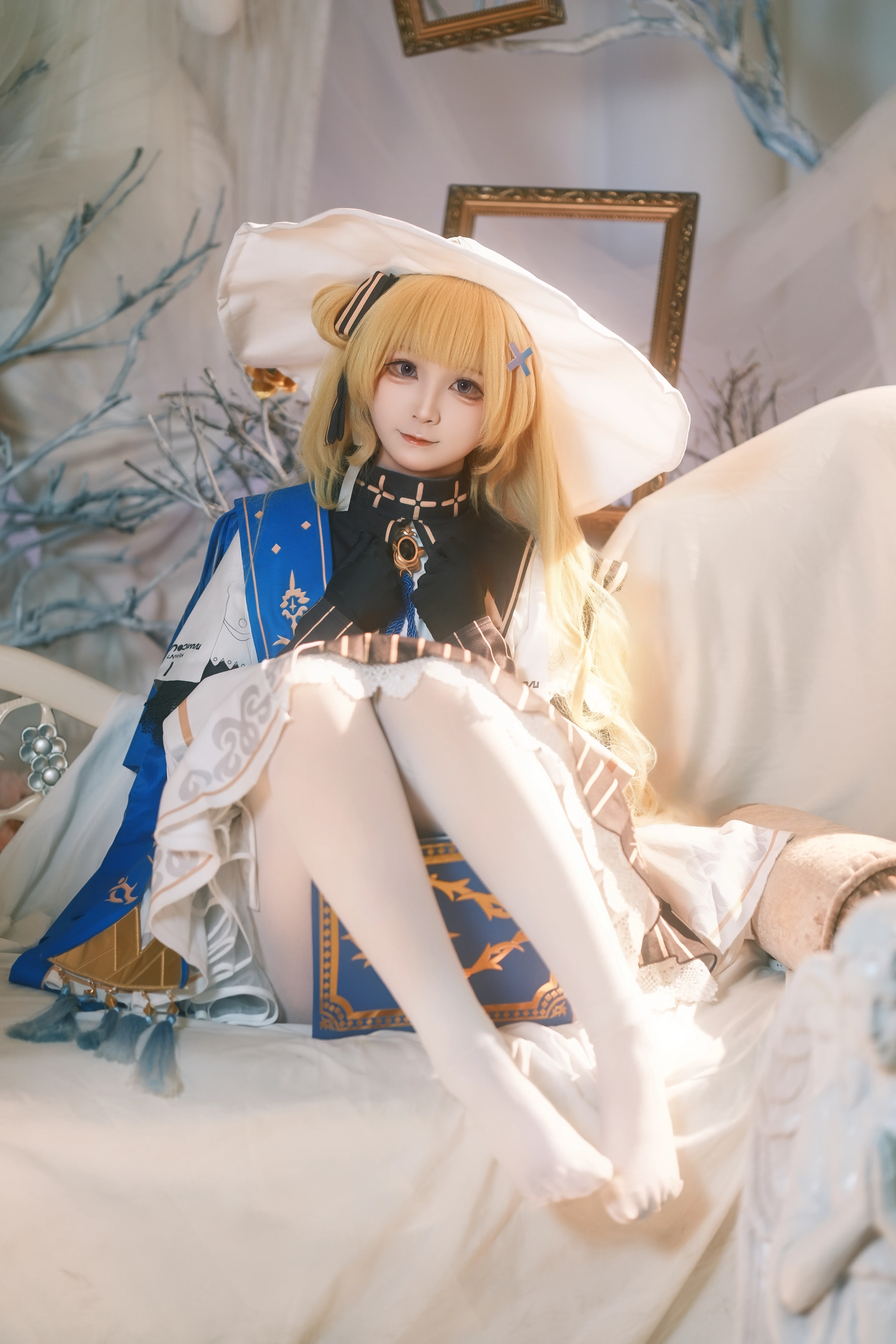 【菲比cos】鸣潮的白蓝魔法少女，光影里的优雅质感