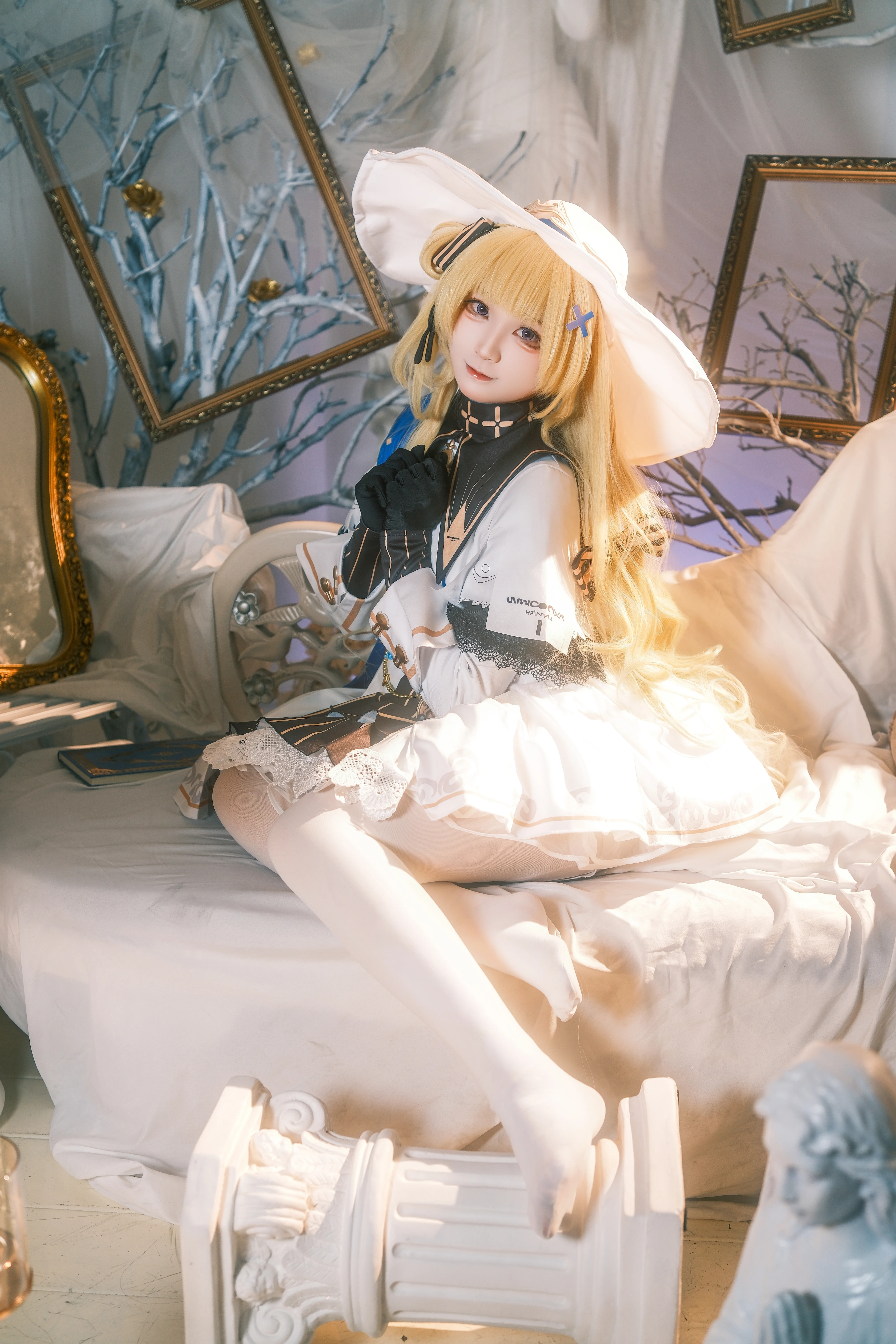 【菲比cos】鸣潮的白蓝魔法少女，光影里的优雅质感 - 第 2 张