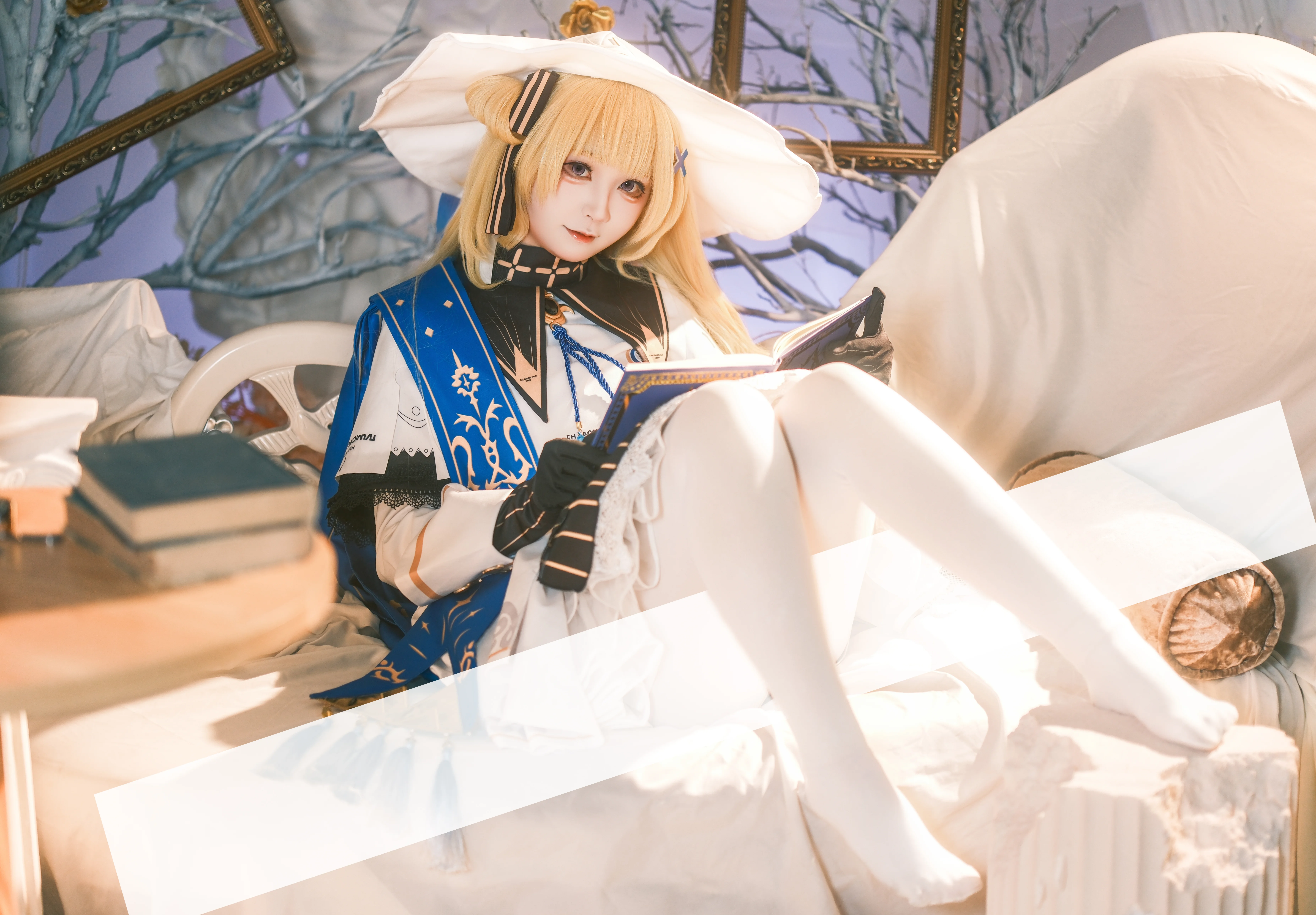 【菲比cos】鸣潮的白蓝魔法少女，光影里的优雅质感 - 第 3 张
