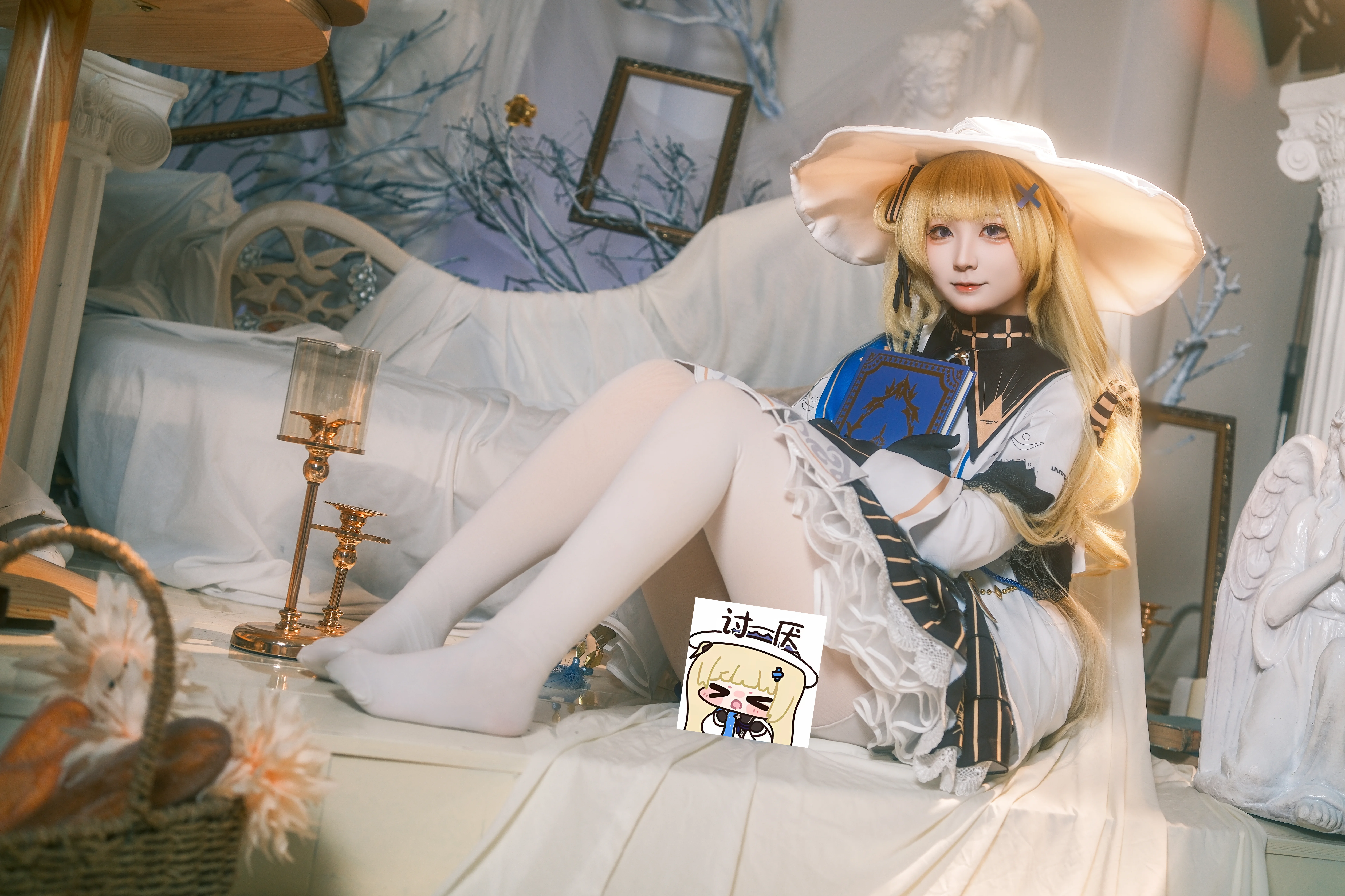 【菲比cos】鸣潮的白蓝魔法少女，光影里的优雅质感 - 第 4 张