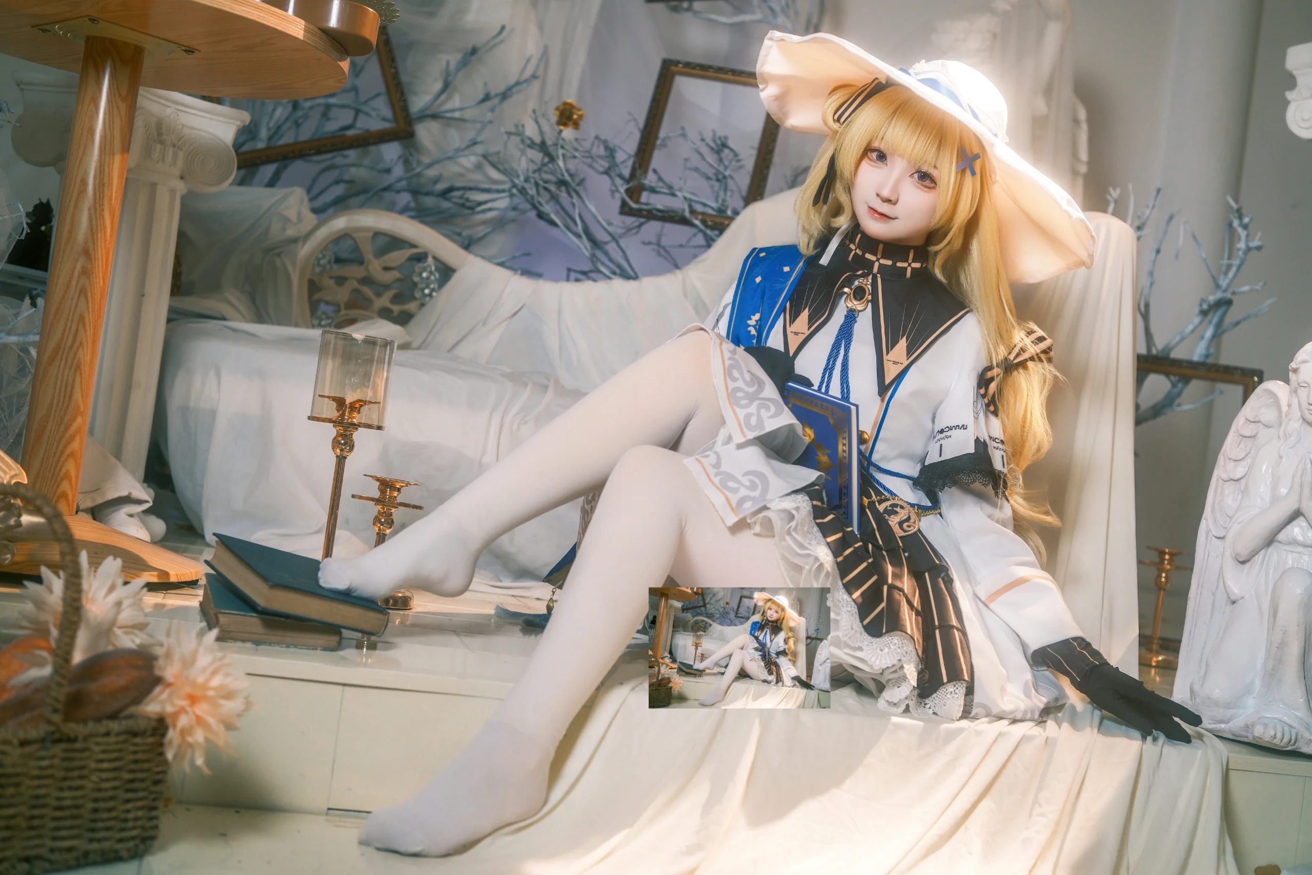 【菲比cos】鸣潮的白蓝魔法少女，光影里的优雅质感 - 第 6 张