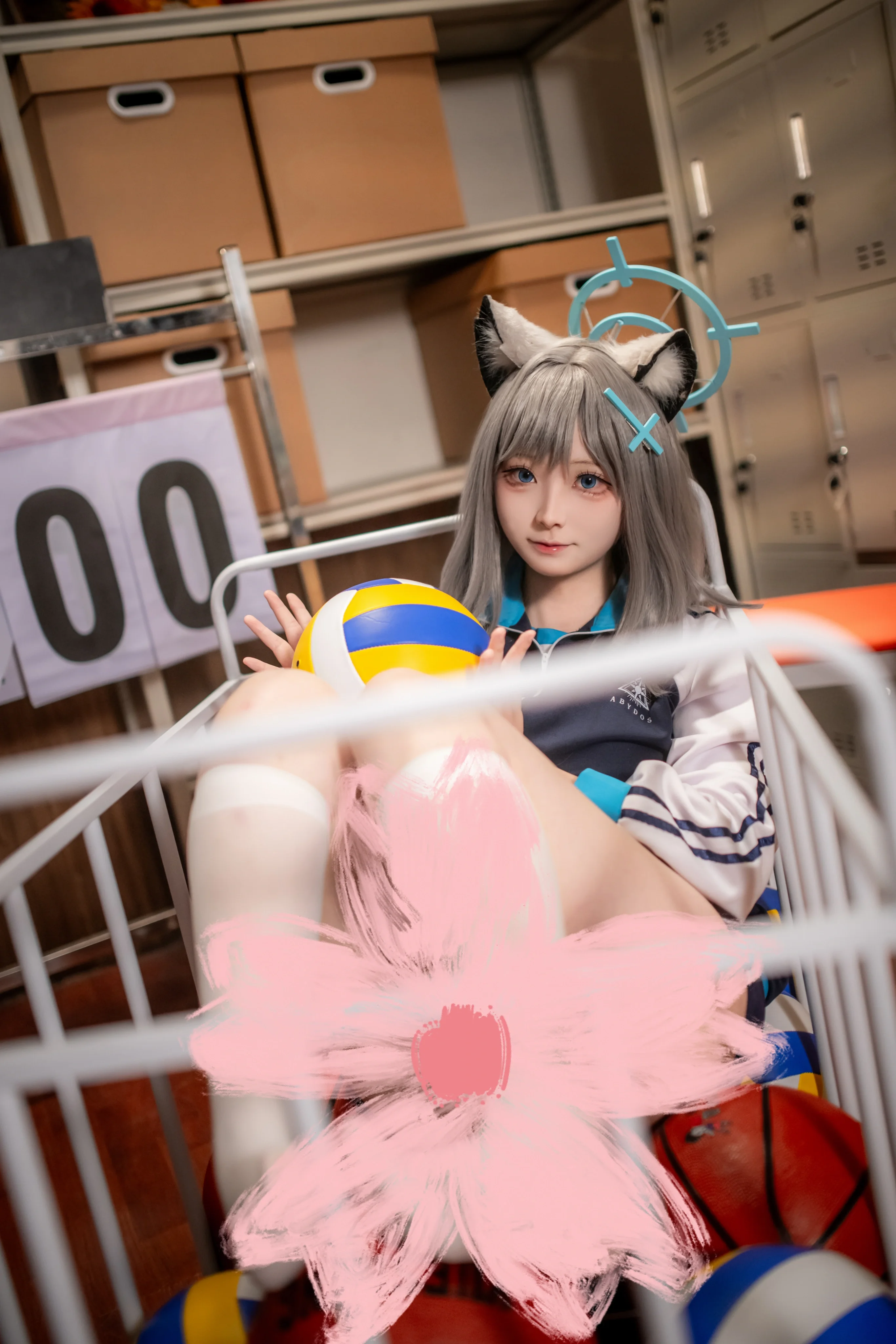 【砂狼白子cos】运动器材室的少女，白袜与排球的瞬间 - 第 3 张