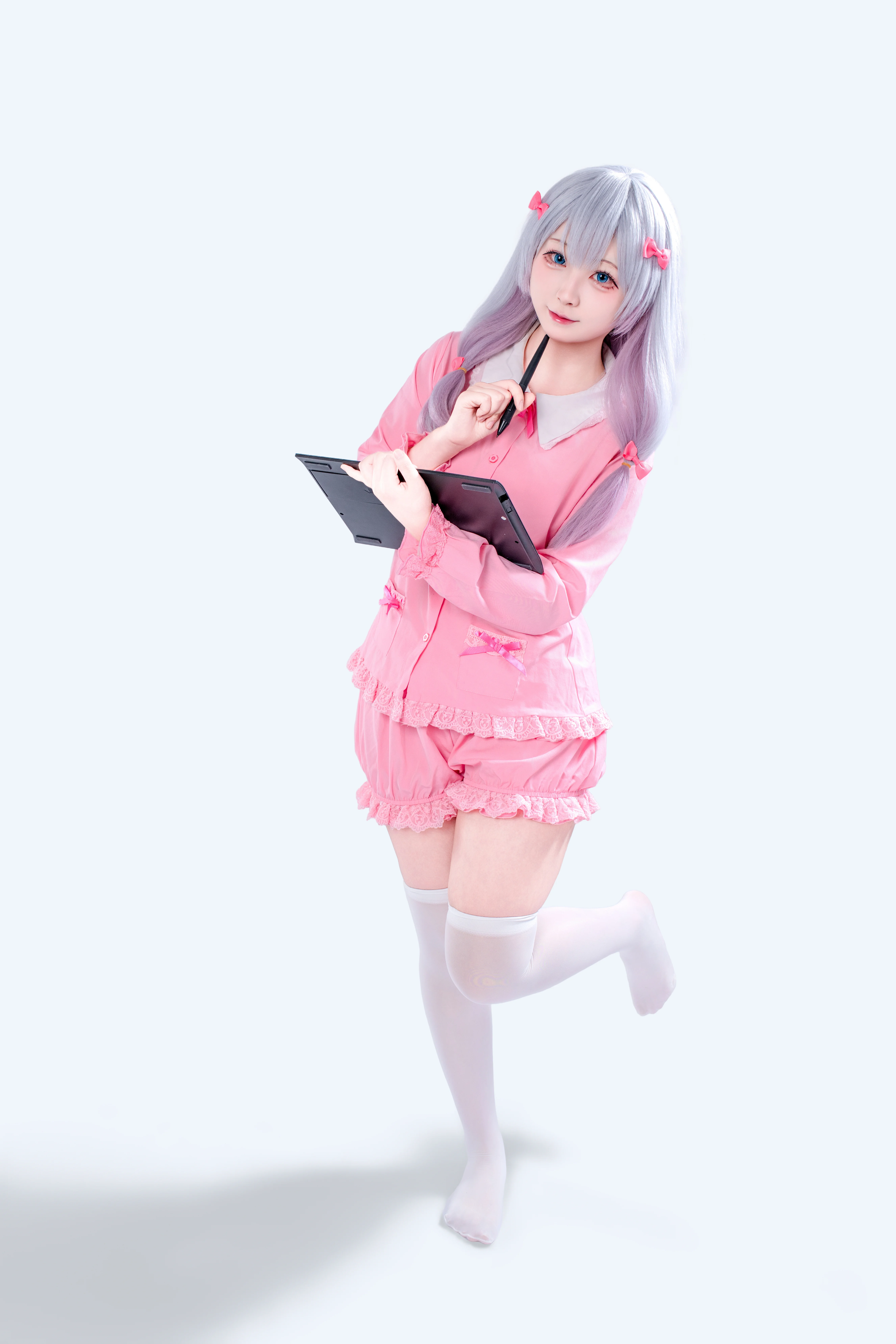 【和泉纱雾cos】用粉色居家服和画笔，绘出埃罗芒阿老师的慵懒日常 - 第 1 张
