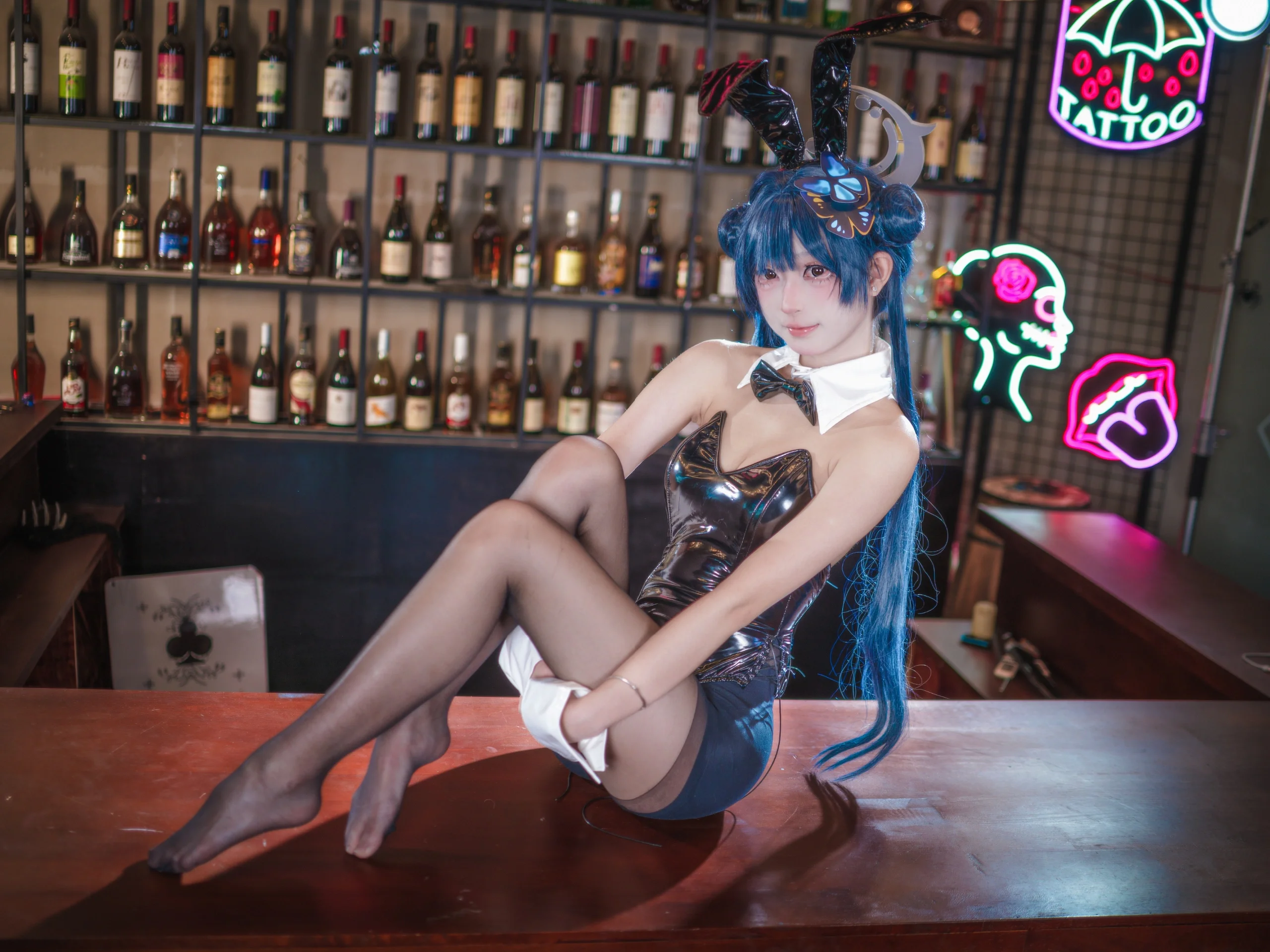 【妃咲cos】碧蓝档案兔女郎造型酒吧夜景预告 - 第 1 张