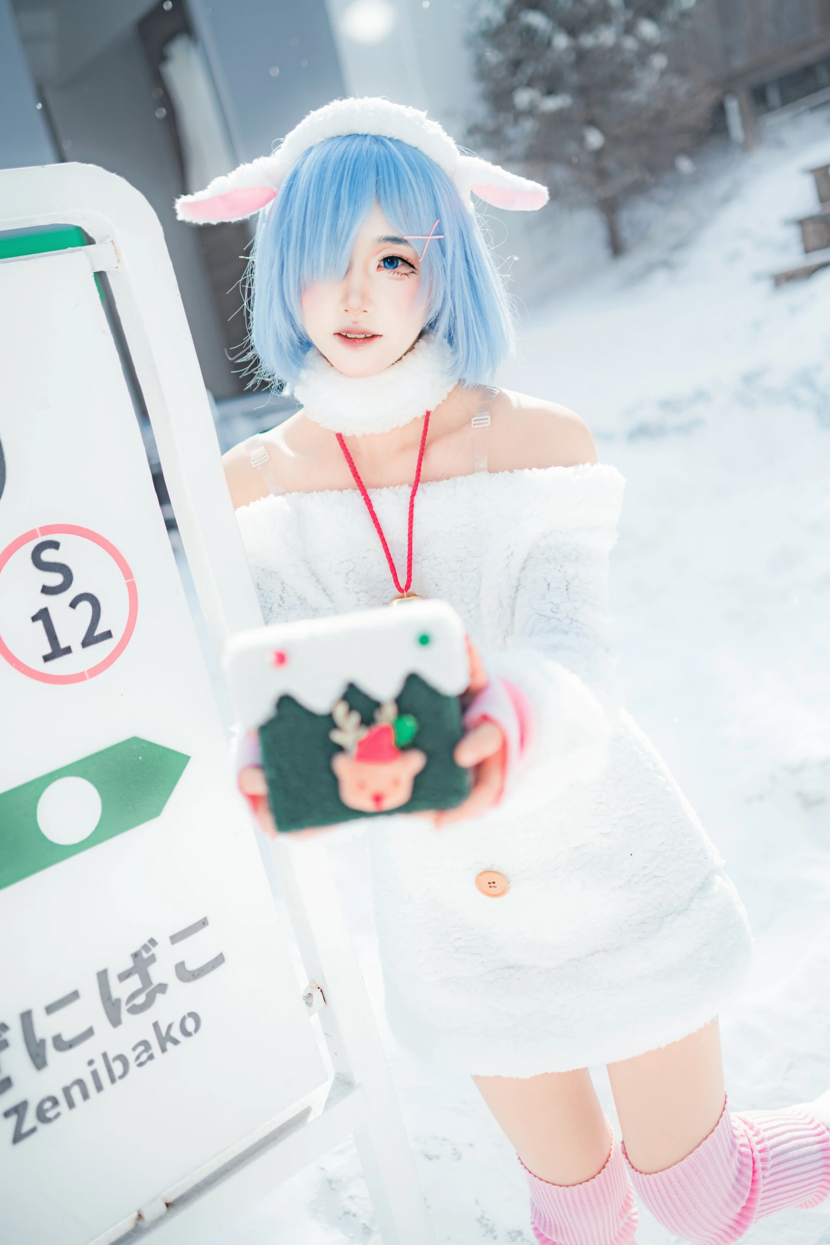 【蕾姆cos】冬日雪景裡的毛絨造型，純白與冰雪的融合 - 第 1 張