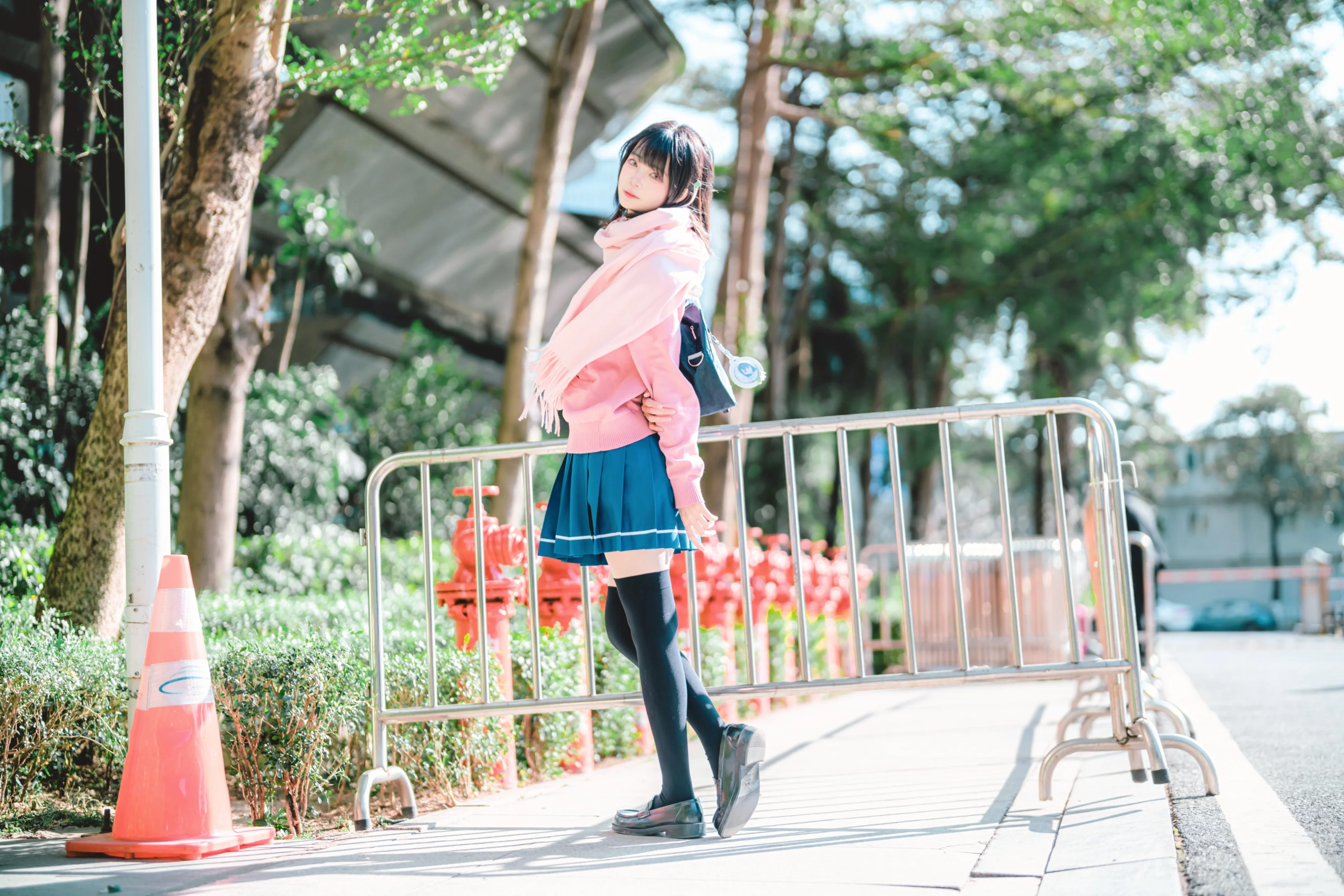【花坂结衣cos】OneRoom里的日常少女，阳光下的JK校园感 - 第 13 张