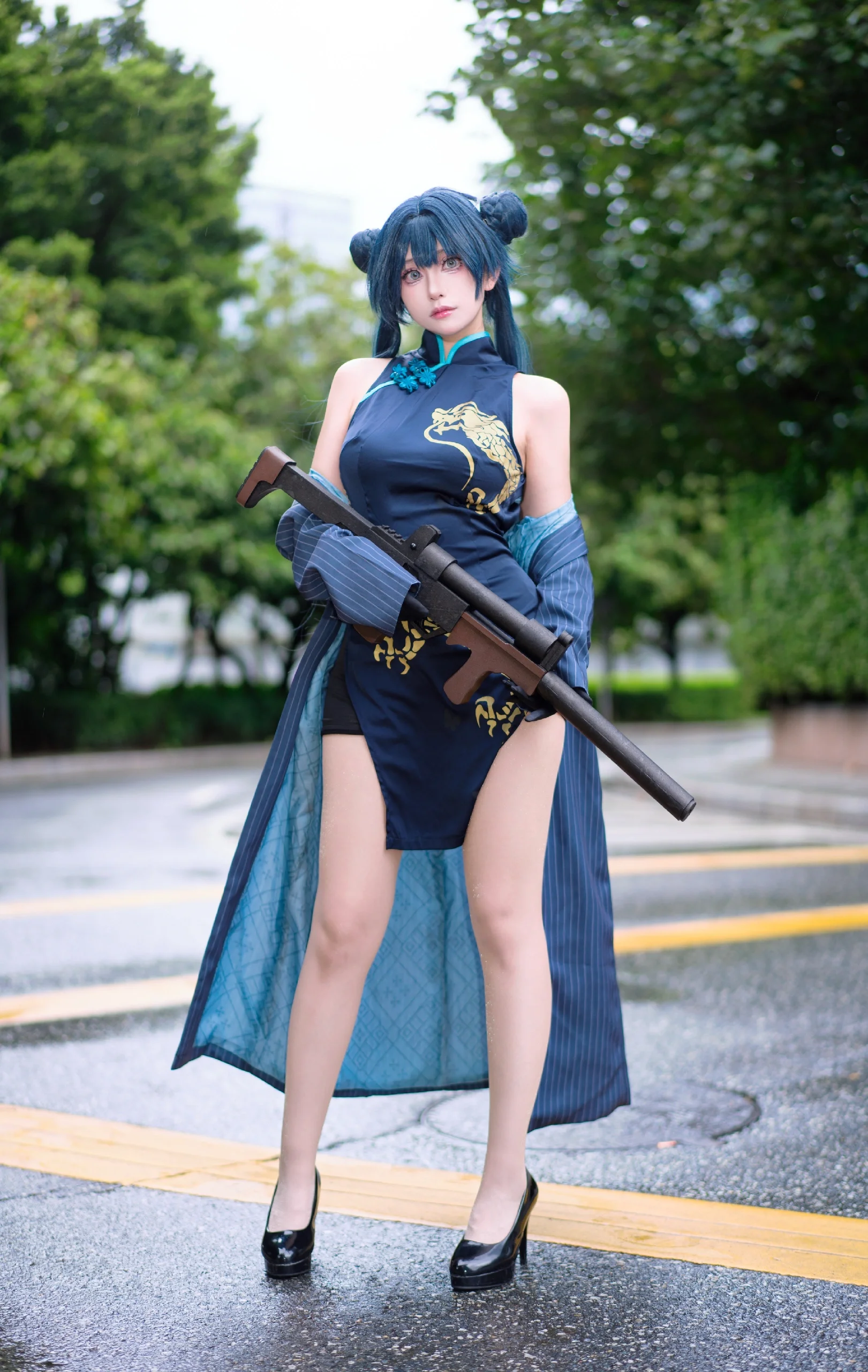 【キサキ コスプレ】ブルーアーカイブ玄龍門の門主、雨の中の銃とチャイナドレス