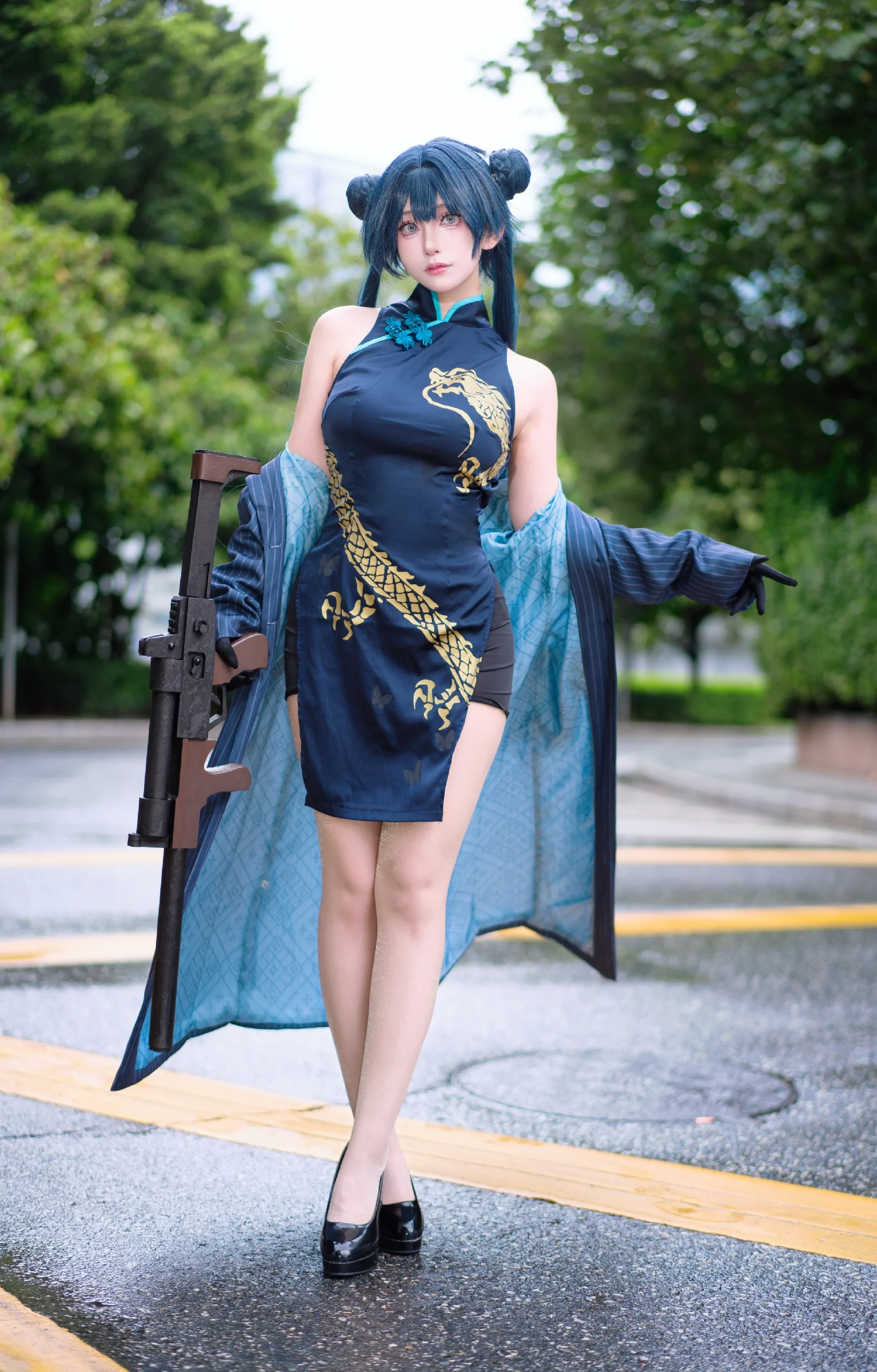 [Misaki Cosplay] The Leader of Genryumon from Blue Archive, Gun and Cheongsam in the Rain - Image 2