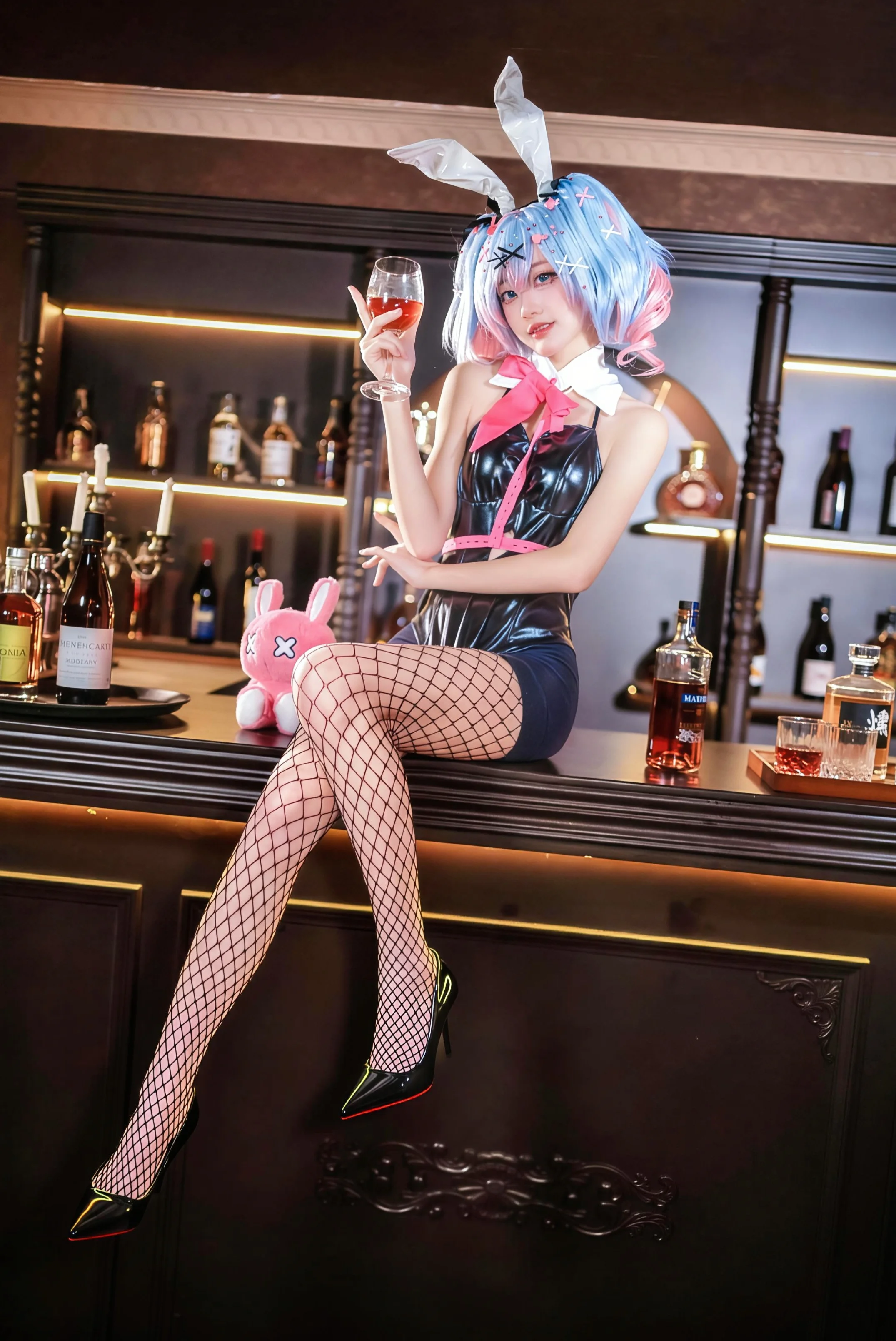 【初音未来cos】兔子洞吧台前的黑皮革兔女郎与微醺光影