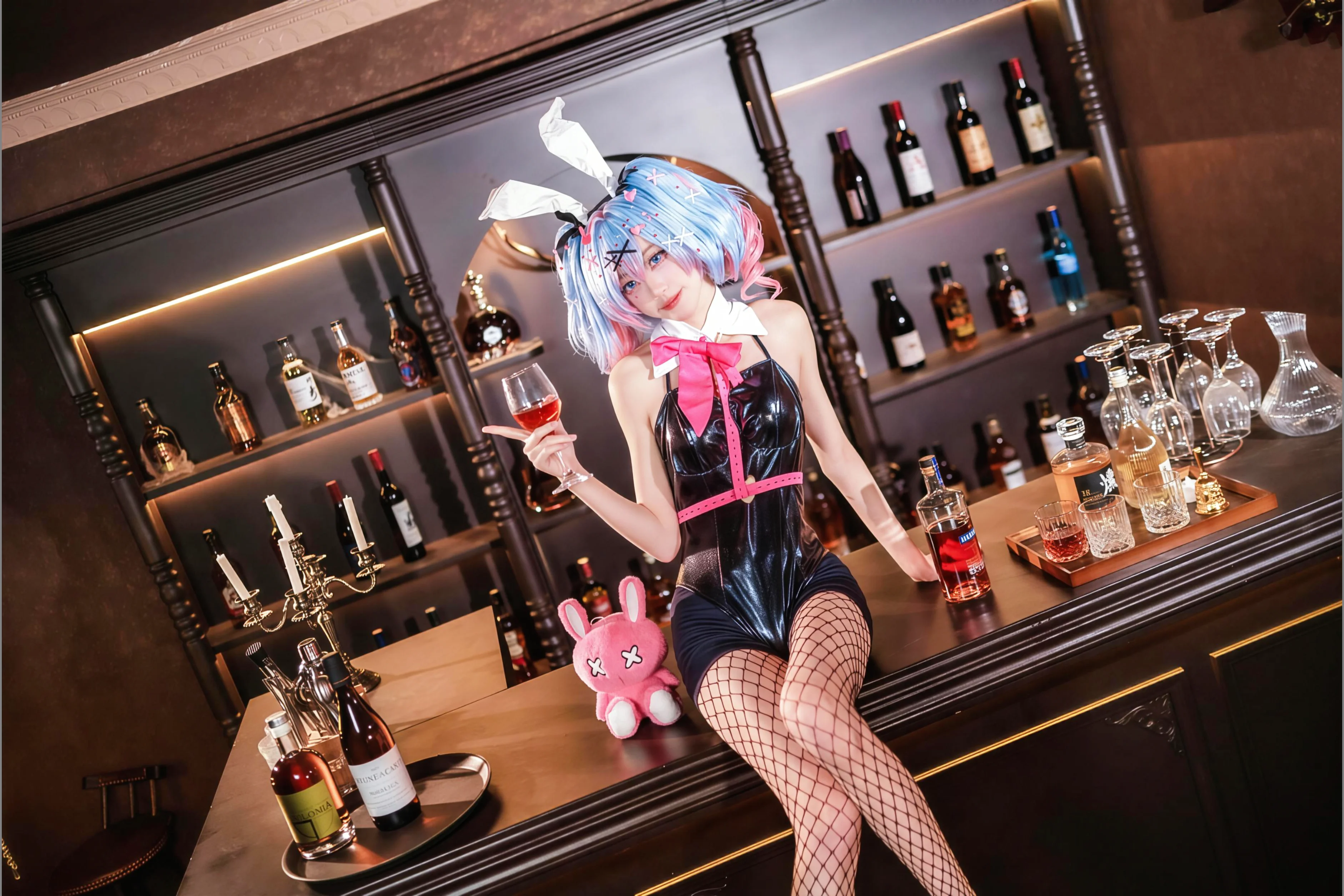 【初音未來cos】兔子洞吧檯前的黑皮革兔女郎與微醺光影 - 第 4 張