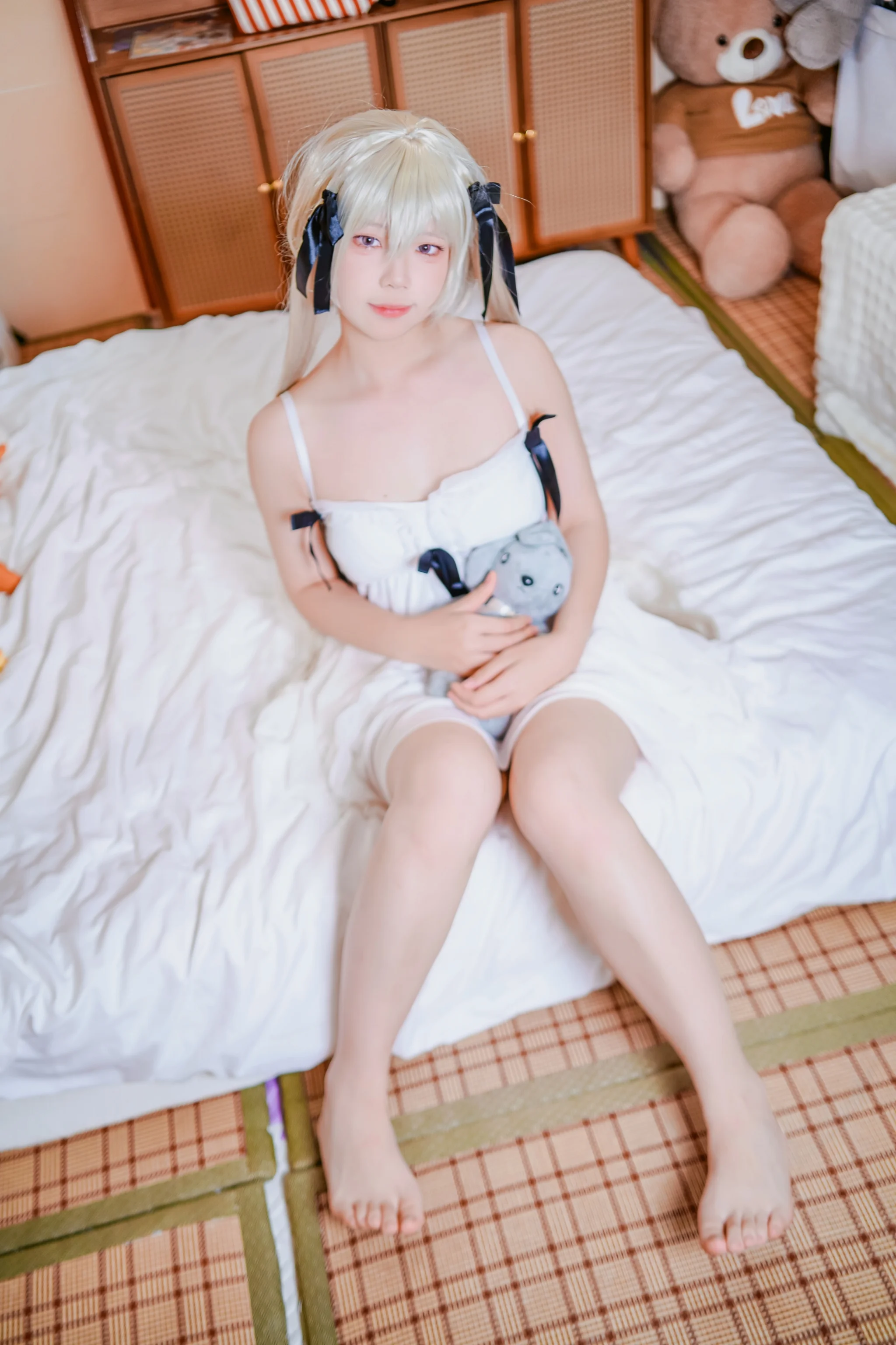 【春日野穹cos】居家日系小清新，白裙与灰兔的安静午后 - 第 1 张