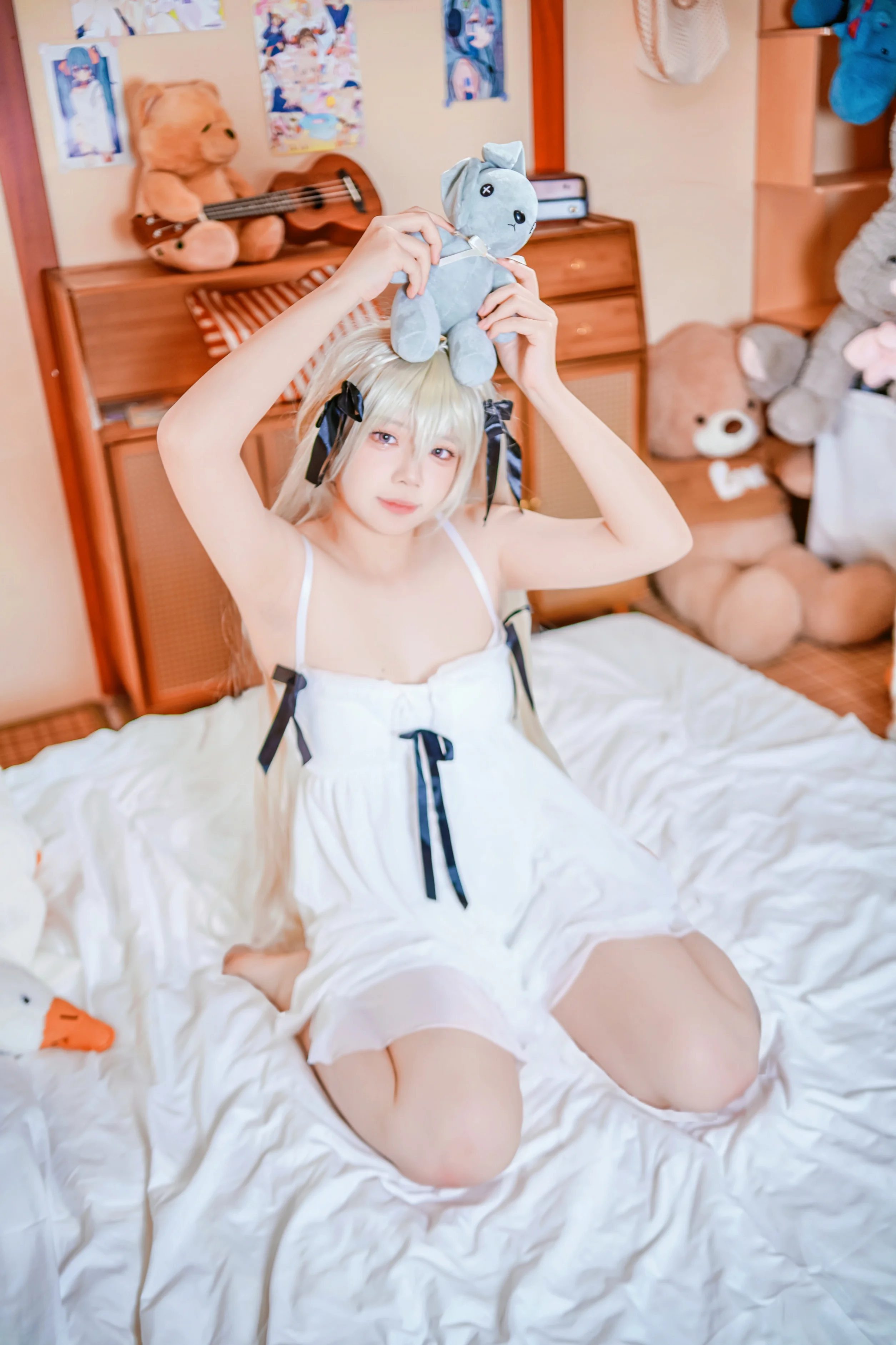 【春日野穹cos】居家日系小清新，白裙与灰兔的安静午后 - 第 3 张