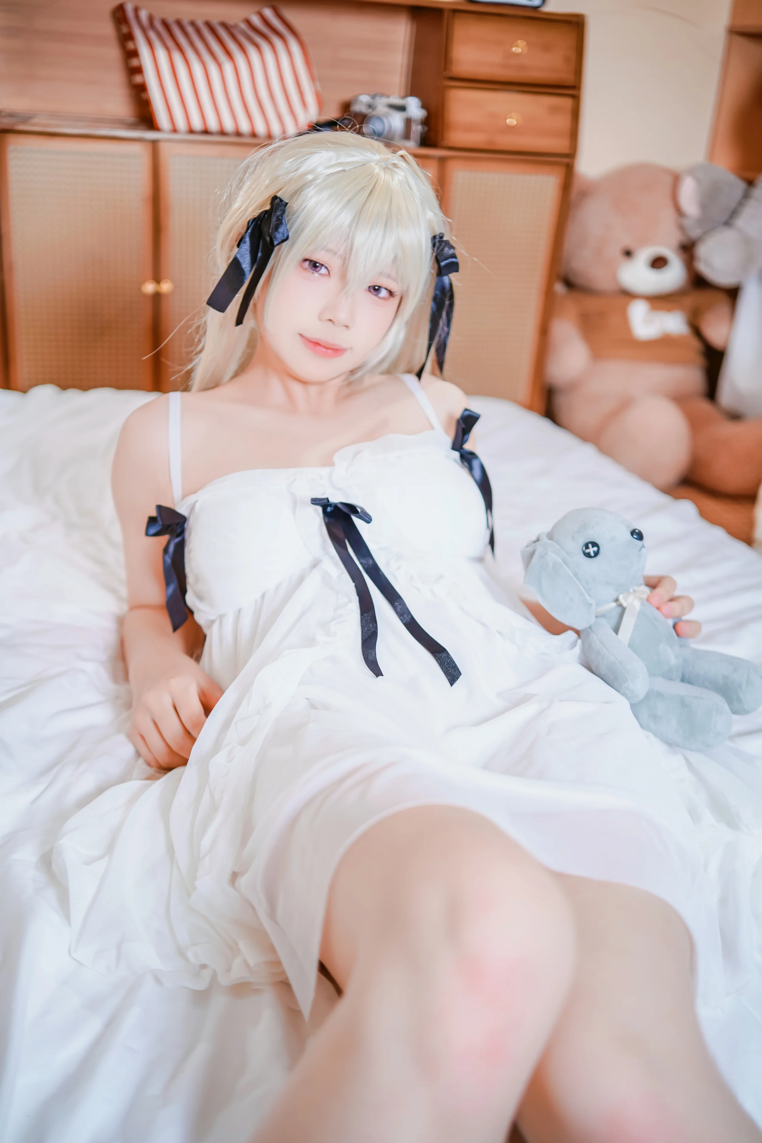 【春日野穹cos】居家日系小清新，白裙与灰兔的安静午后