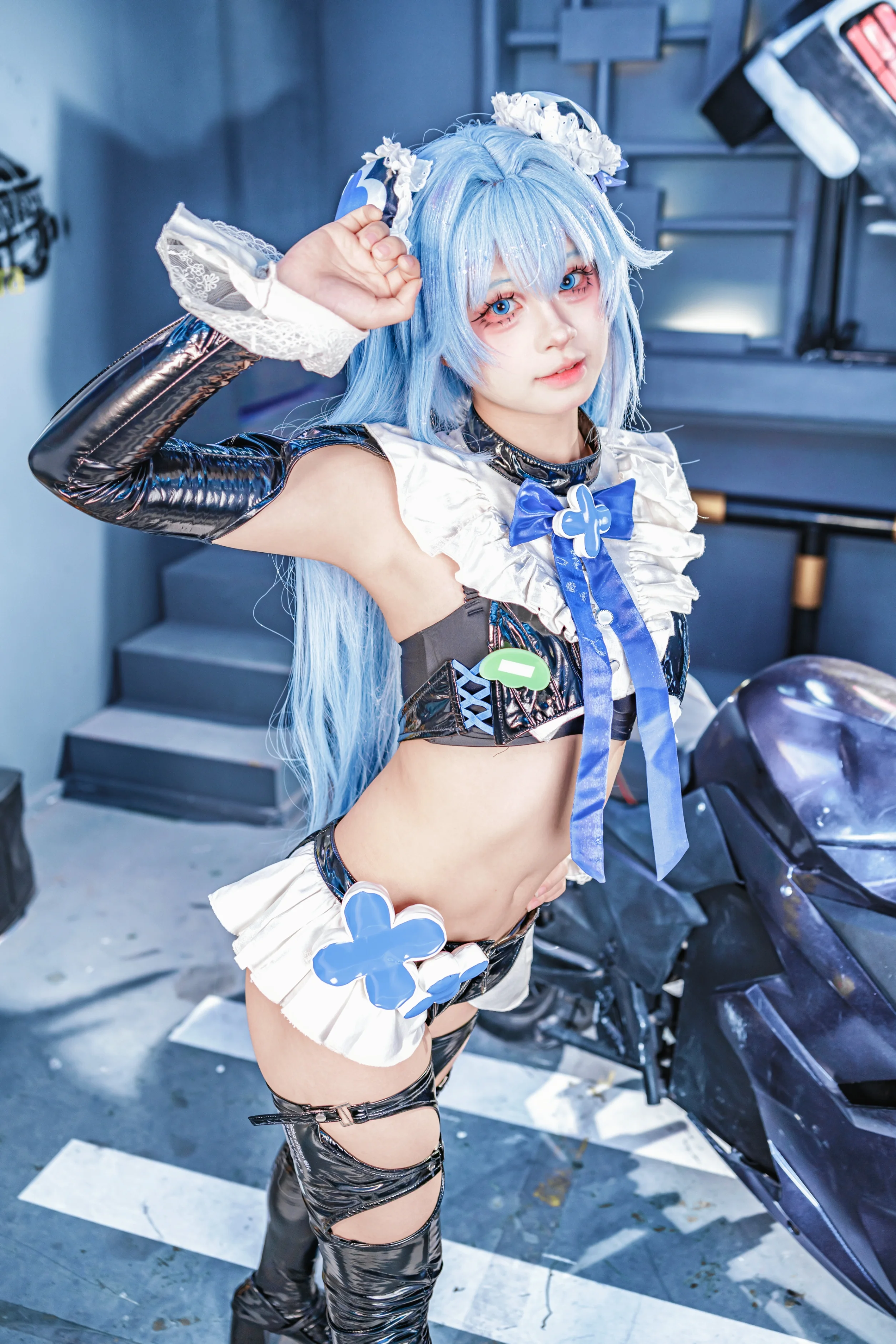 【ヘンゼルのコスプレ】サイバーパンクな街頭と勝利の女神の邂逅 - 2 枚目