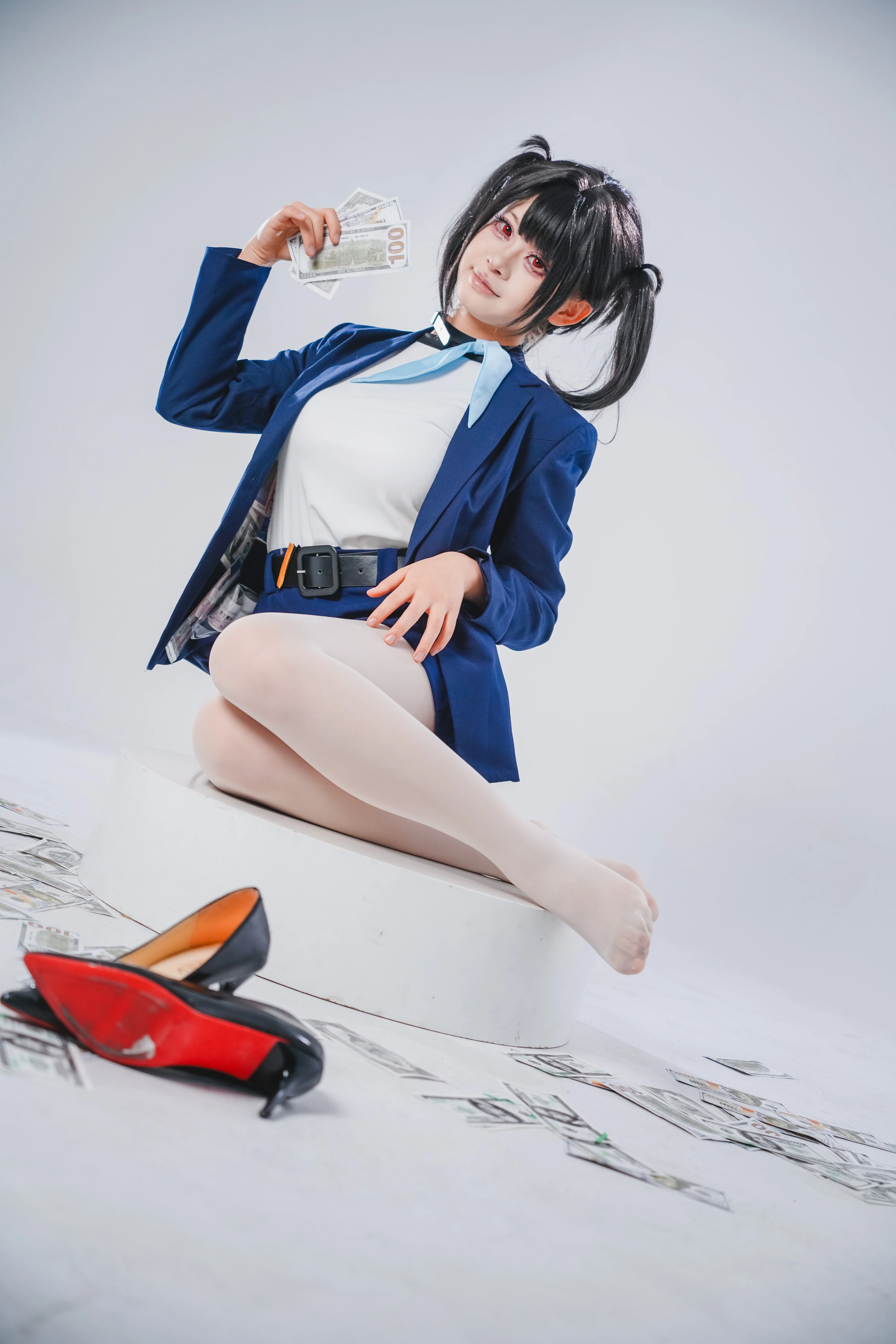 【ソラ コスプレ】勝利の女神:NIKKE白ホリ撮影本編、散らばる紙幣と赤いハイヒールで表現して - 1 枚目