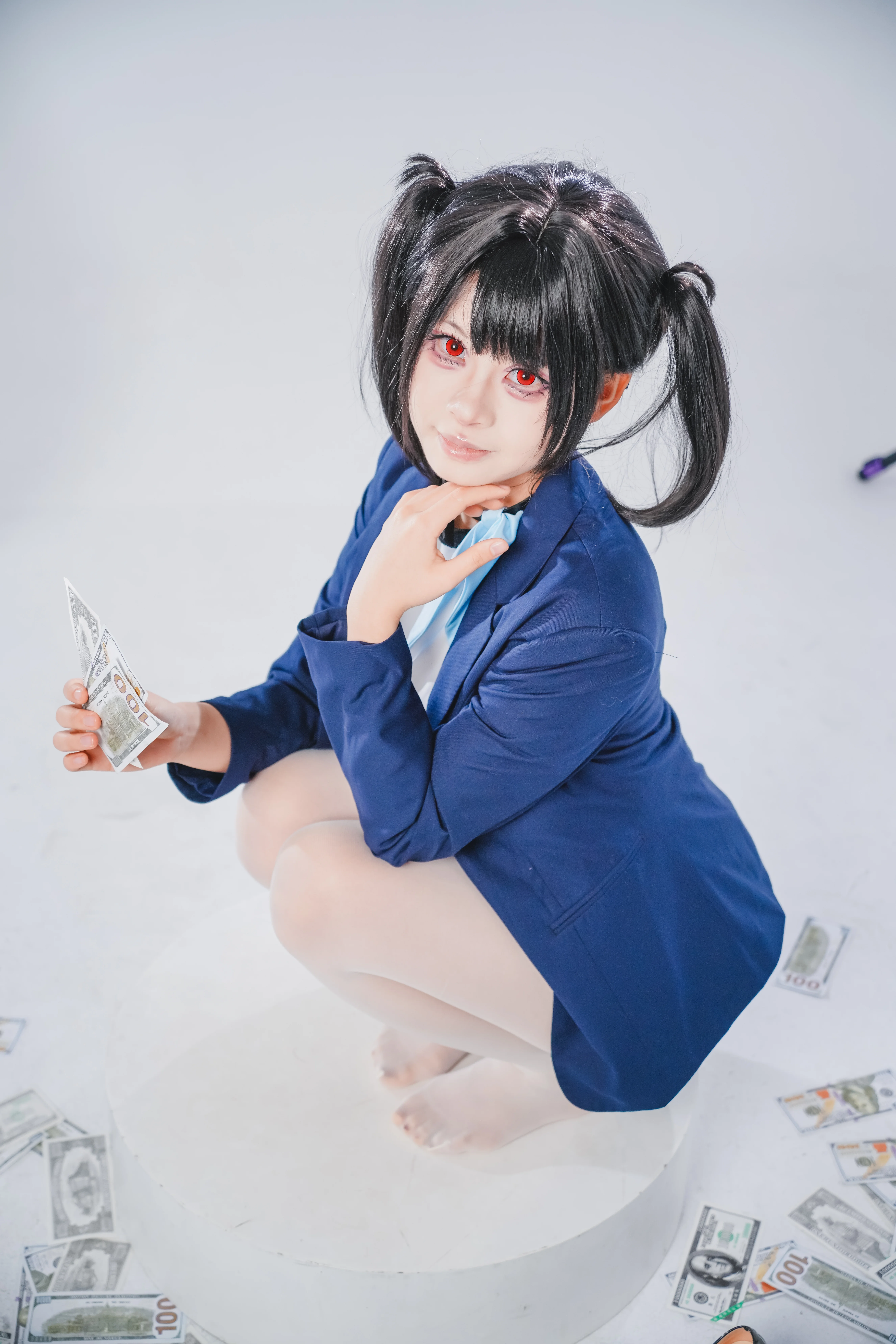【ソラ コスプレ】勝利の女神:NIKKE白ホリ撮影本編、散らばる紙幣と赤いハイヒールで表現して - 2 枚目
