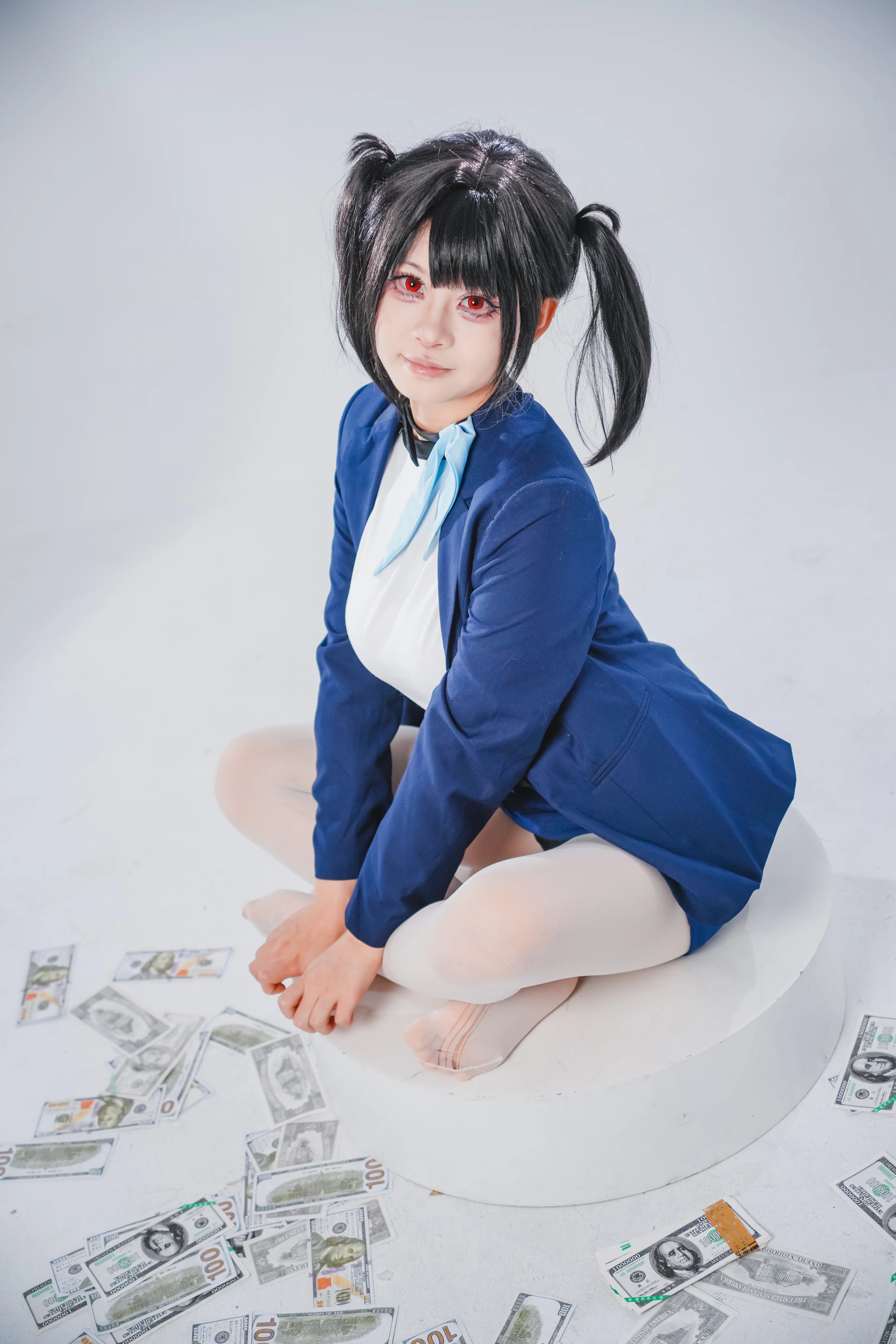 【索拉cos】NIKKE勝利女神白棚正片，用散落的鈔票和紅高跟鞋演繹