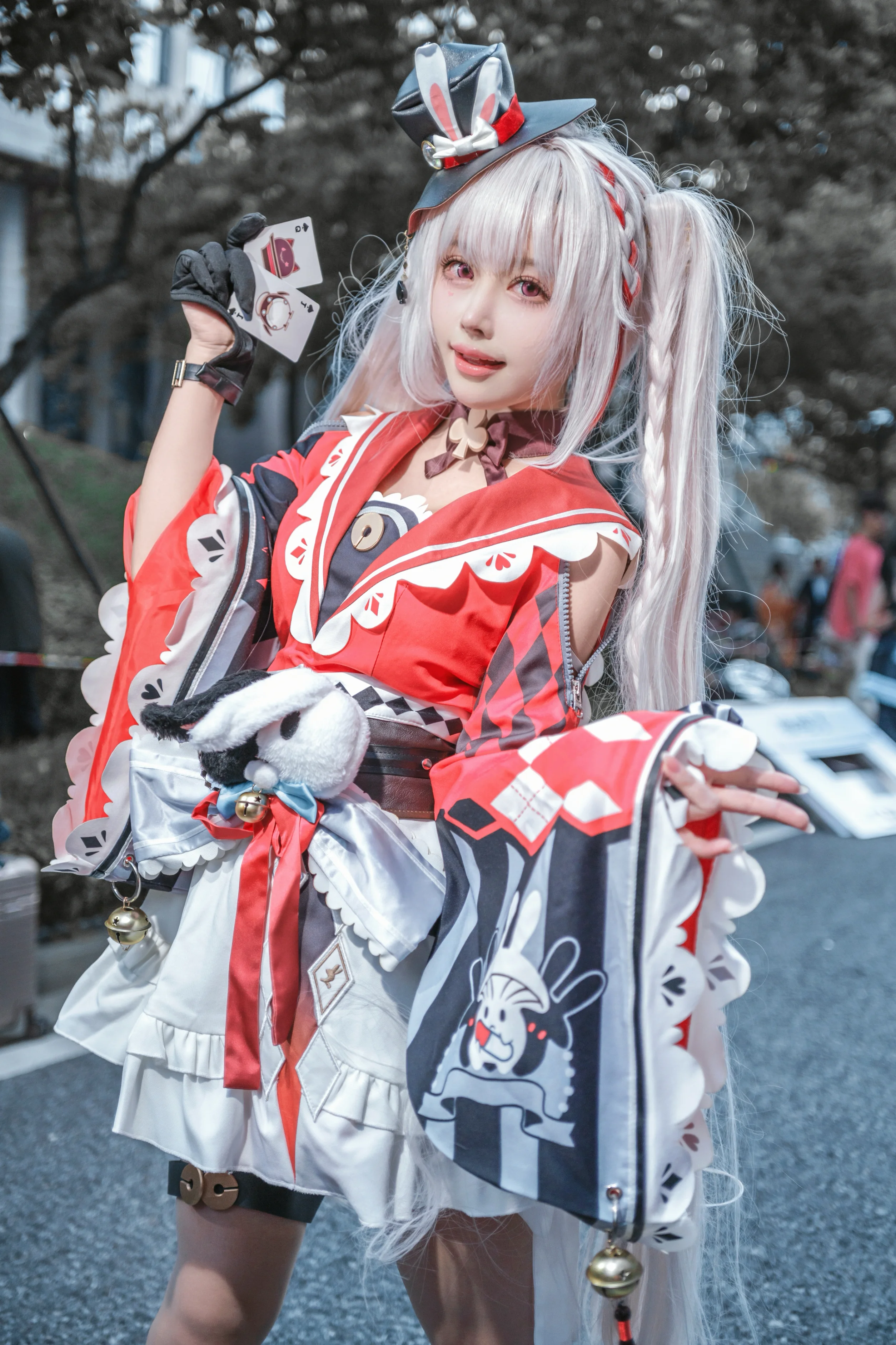 【花火 コスプレ】紅白ツインテールのマジシャン、トランプと鈴の組み合わせ - 1 枚目