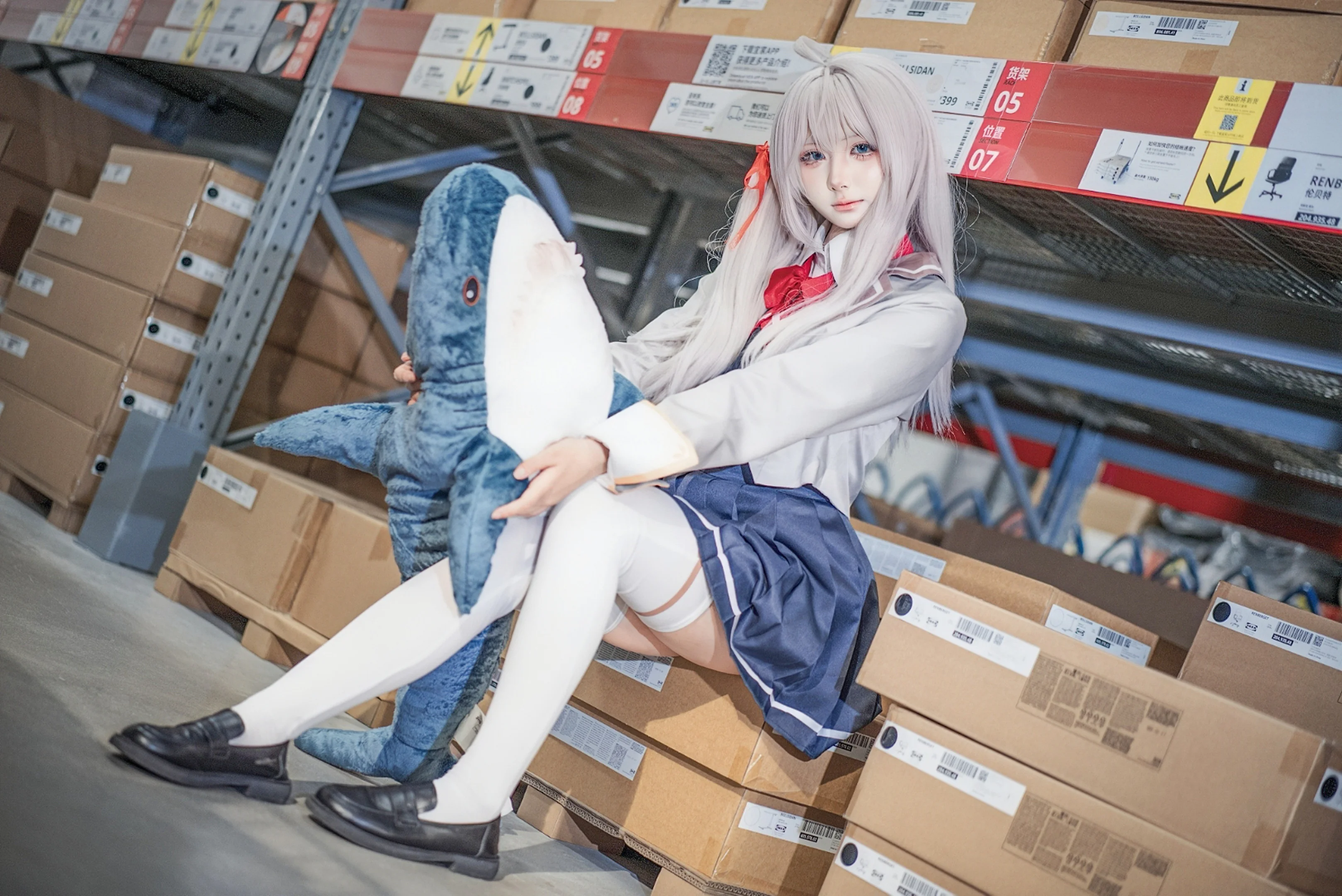 【艾莉同学cos】白毛制服与仓储卖场的日常碰撞