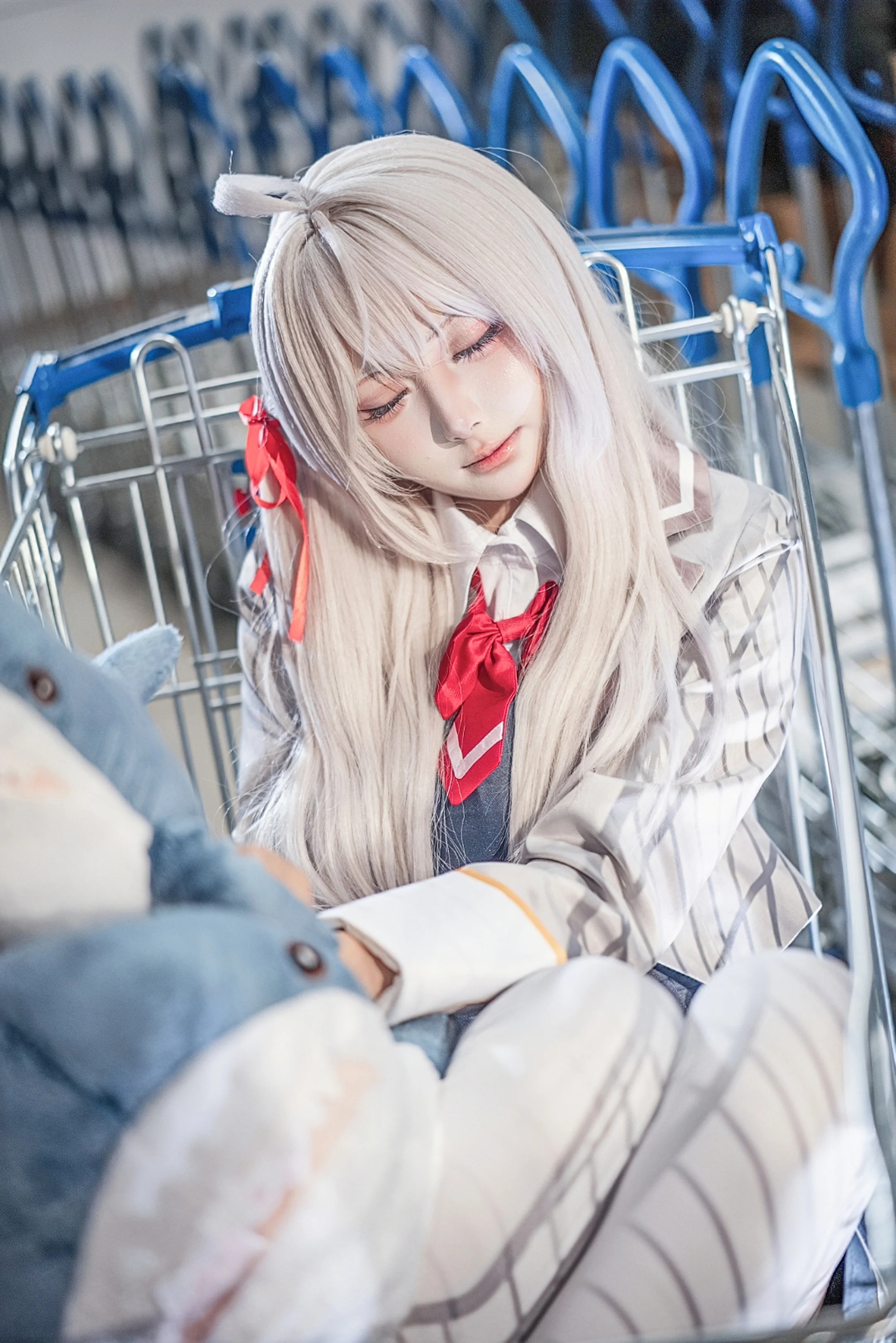 【艾莉同学cos】白毛制服与仓储卖场的日常碰撞 - 第 10 张