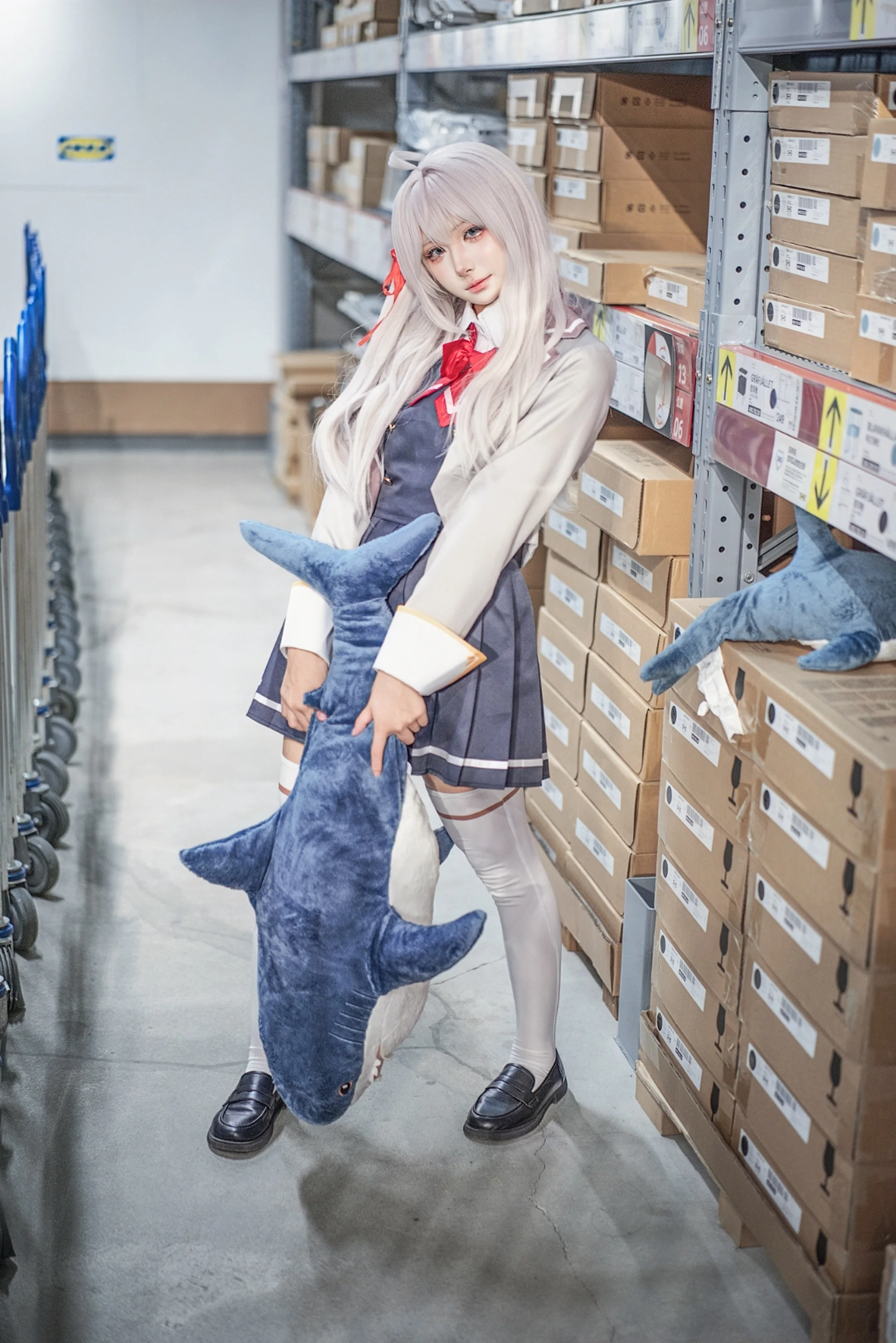 【艾莉同学cos】白毛制服与仓储卖场的日常碰撞 - 第 11 张