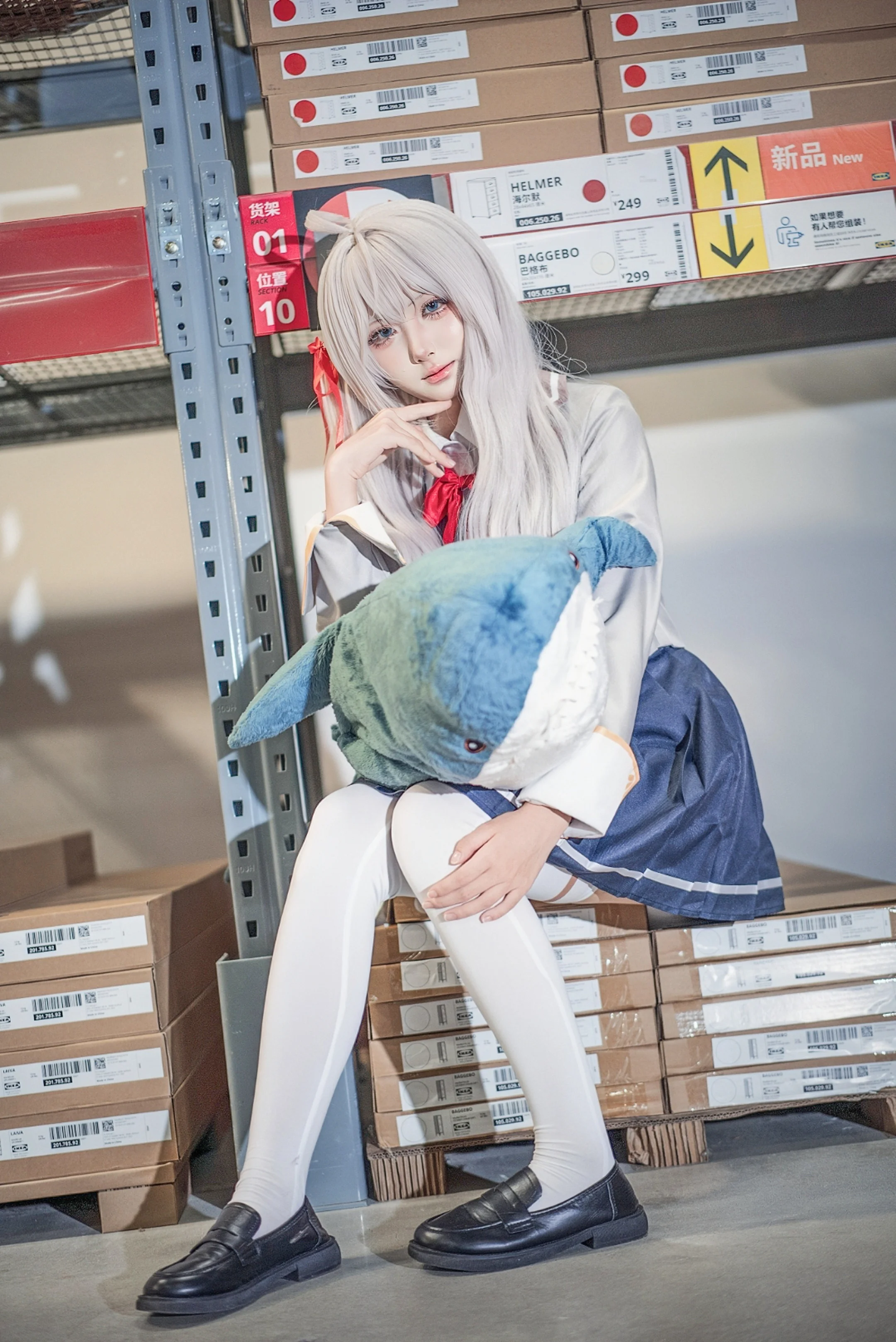 【艾莉同学cos】白毛制服与仓储卖场的日常碰撞 - 第 13 张