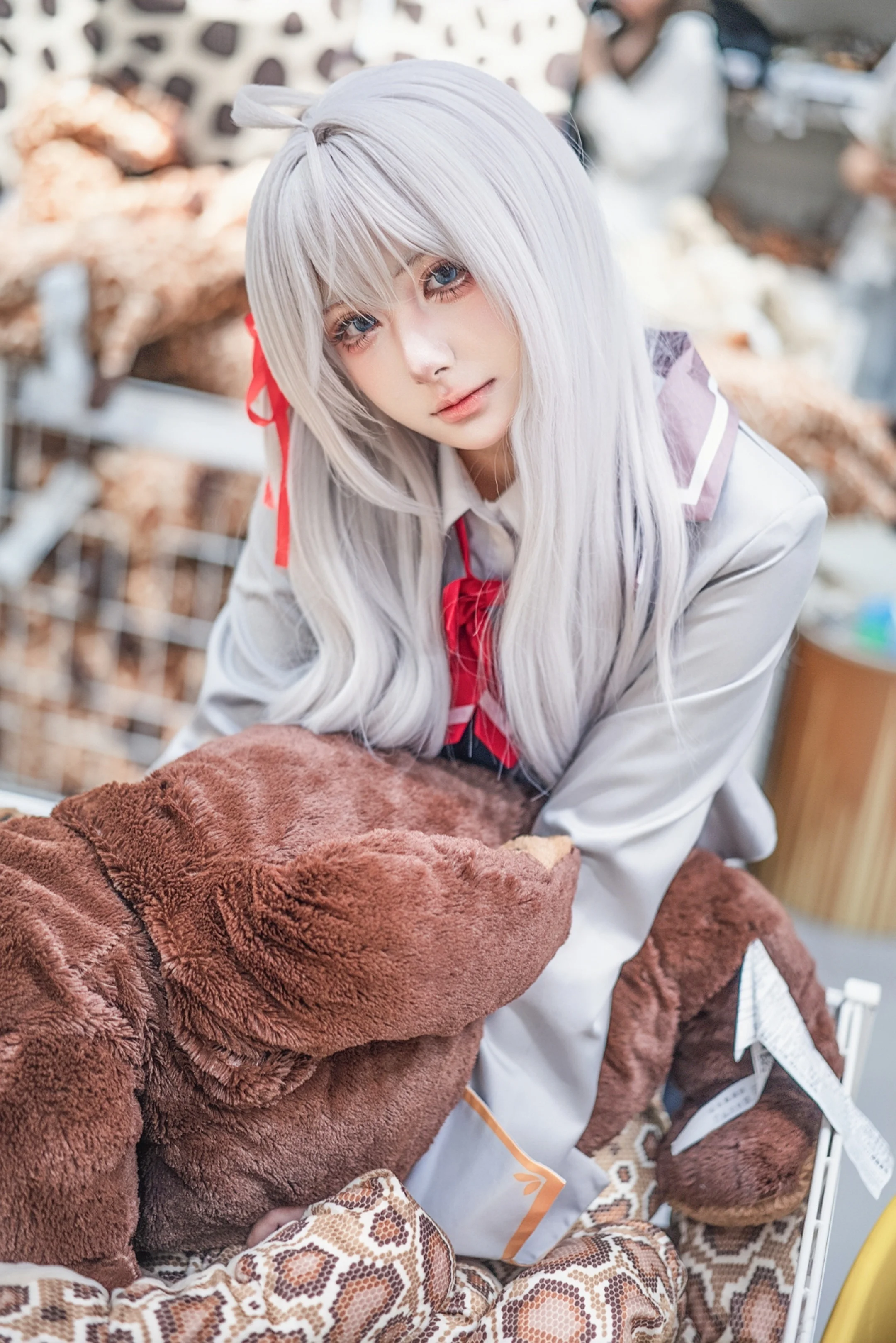 【艾莉同学cos】白毛制服与仓储卖场的日常碰撞 - 第 14 张