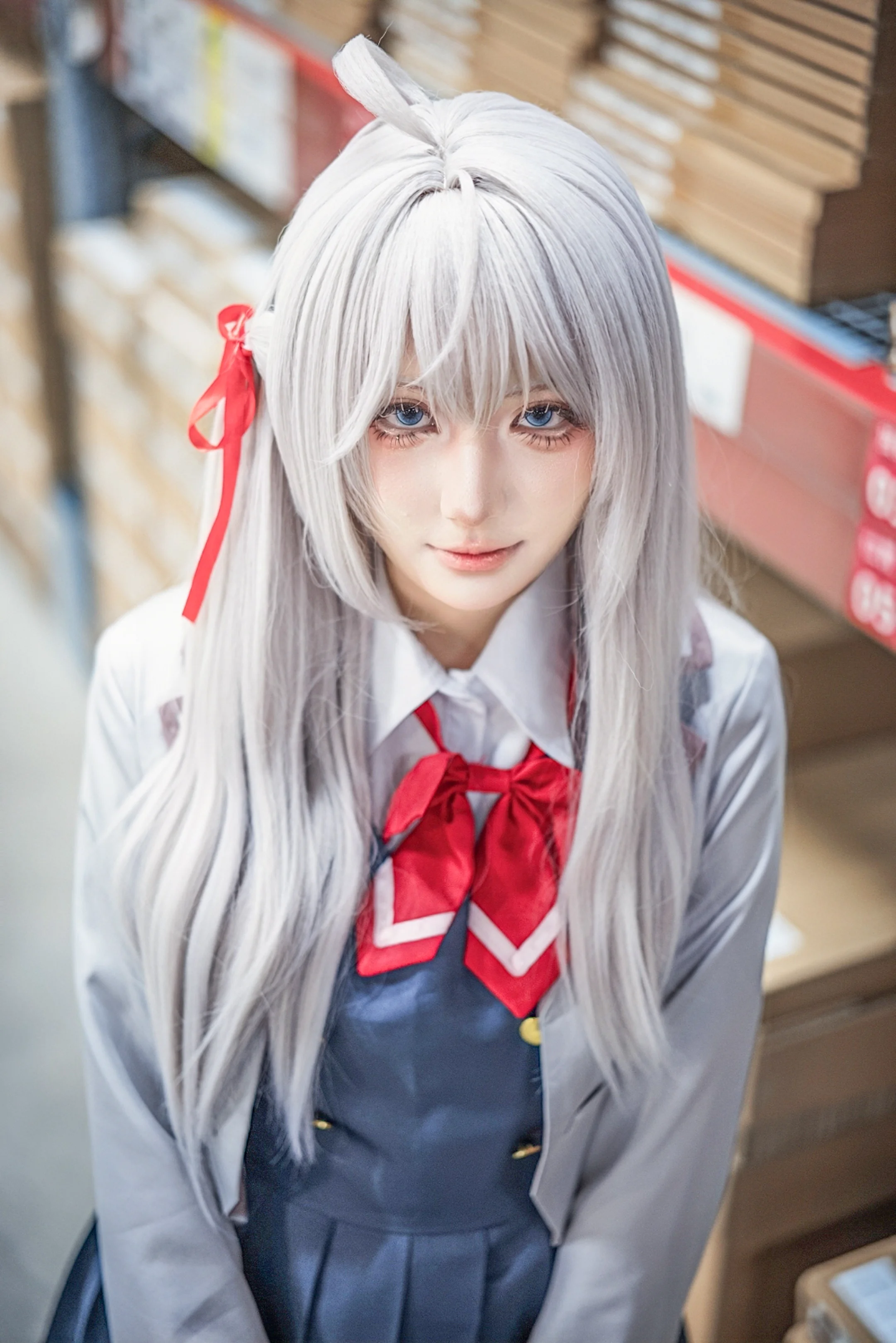 【艾莉同学cos】白毛制服与仓储卖场的日常碰撞 - 第 16 张