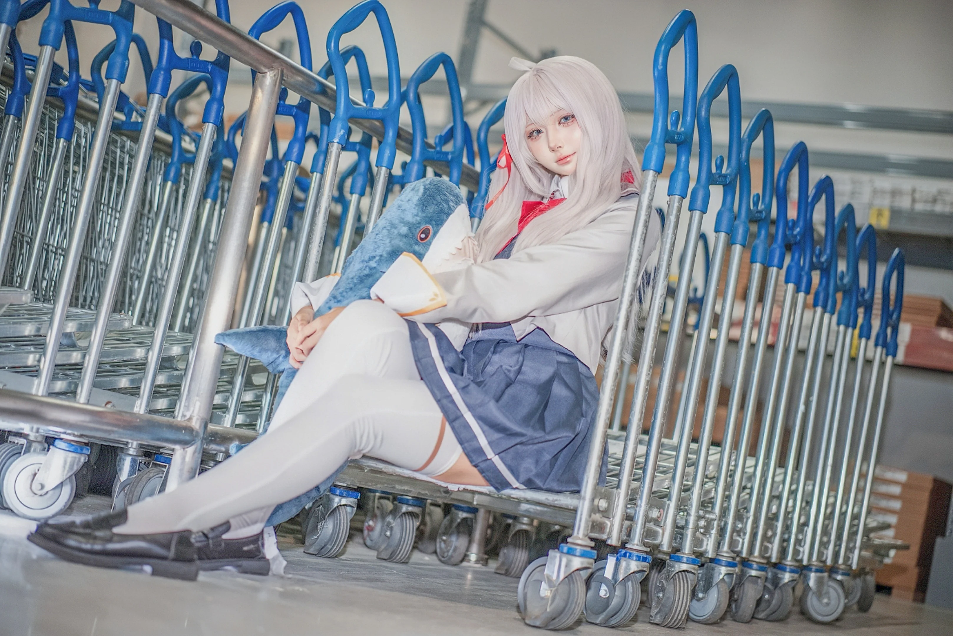 【艾莉同学cos】白毛制服与仓储卖场的日常碰撞 - 第 17 张