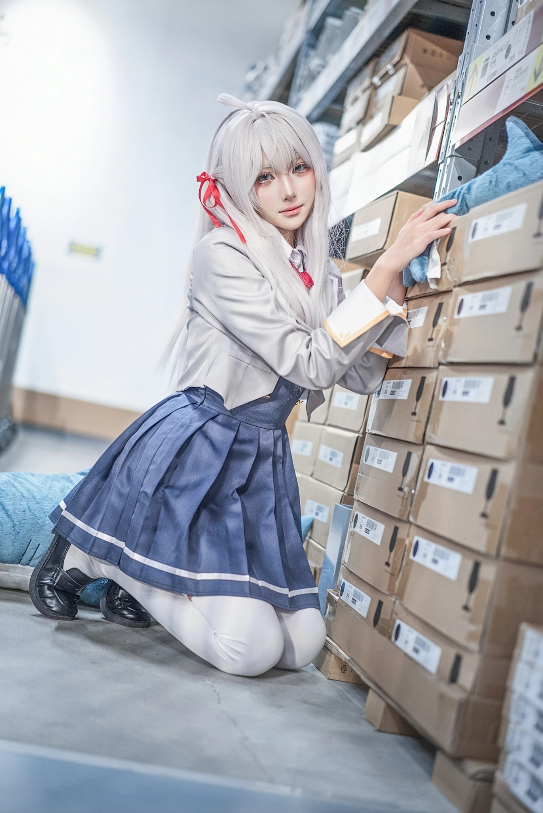 【艾莉同学cos】白毛制服与仓储卖场的日常碰撞 - 第 18 张