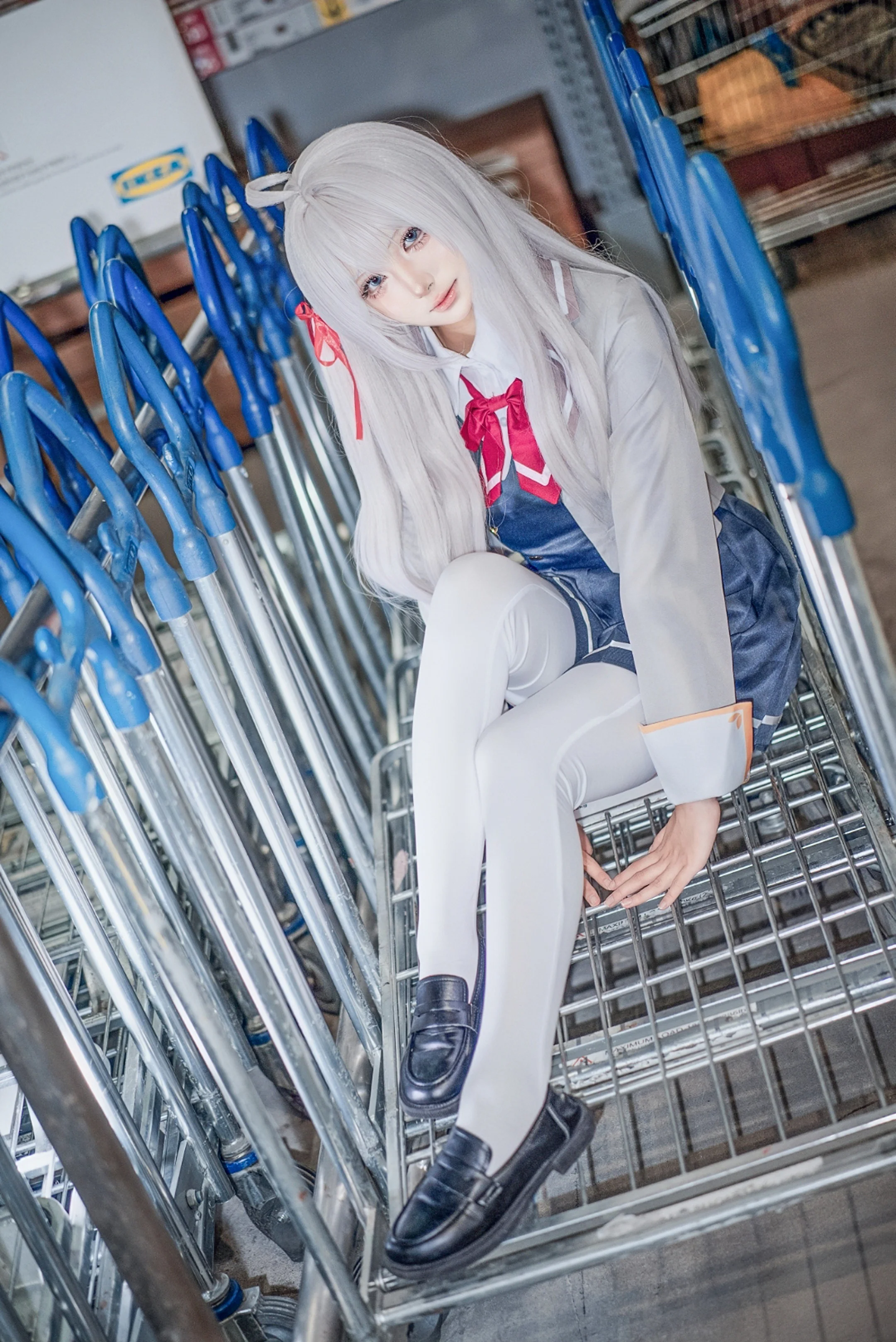 【艾莉同学cos】白毛制服与仓储卖场的日常碰撞 - 第 2 张
