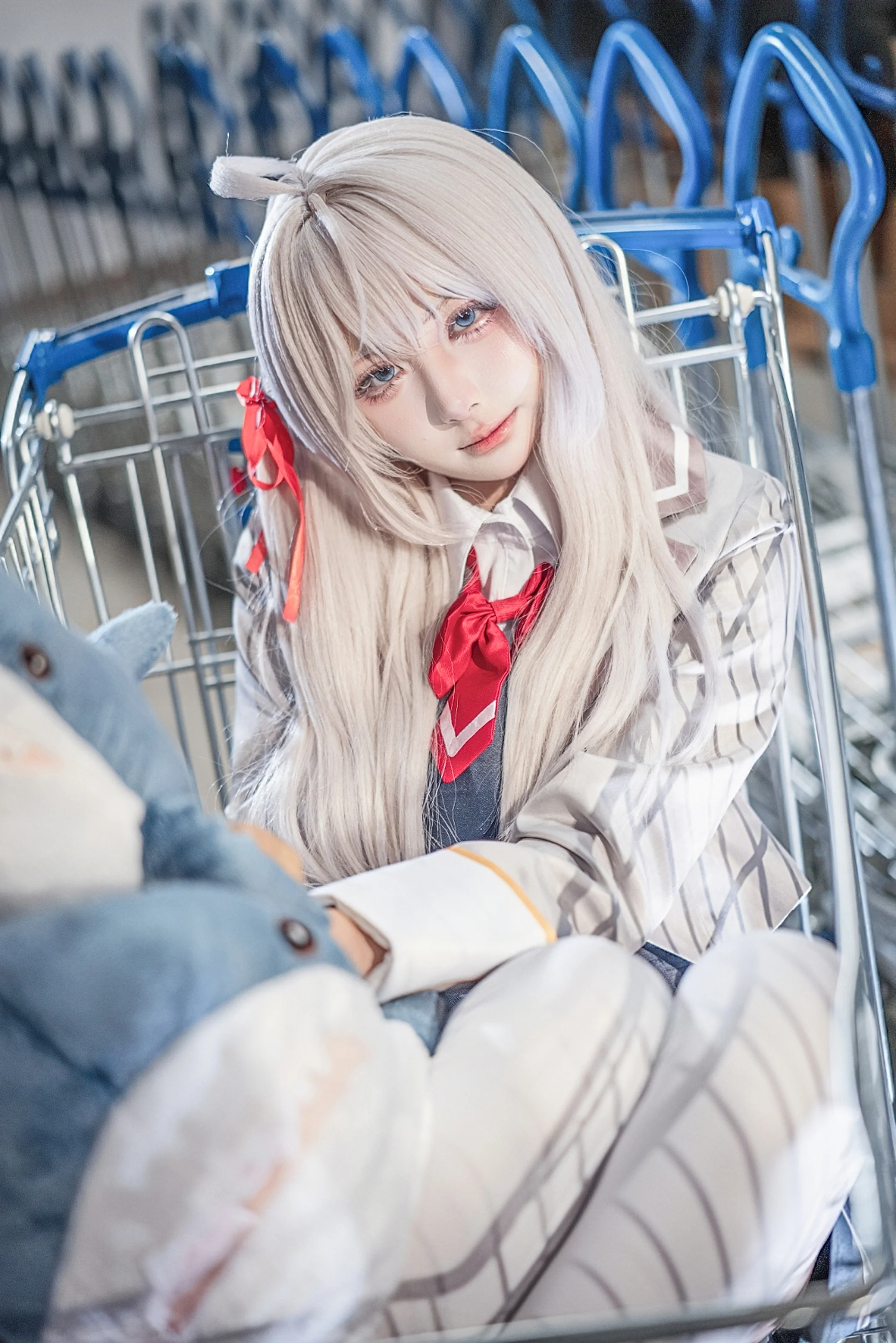 【艾莉同学cos】白毛制服与仓储卖场的日常碰撞 - 第 3 张