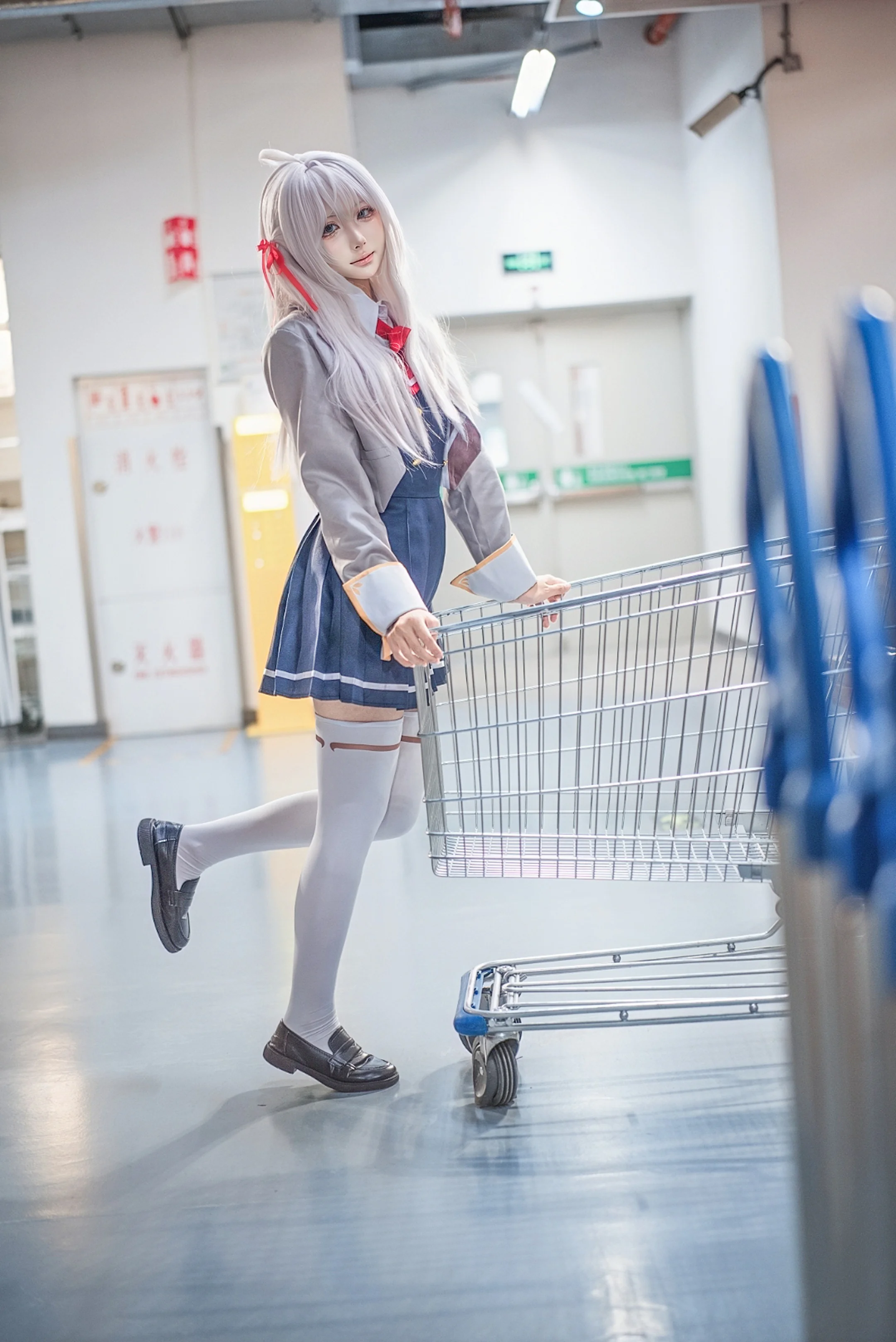 【艾莉同学cos】白毛制服与仓储卖场的日常碰撞 - 第 4 张