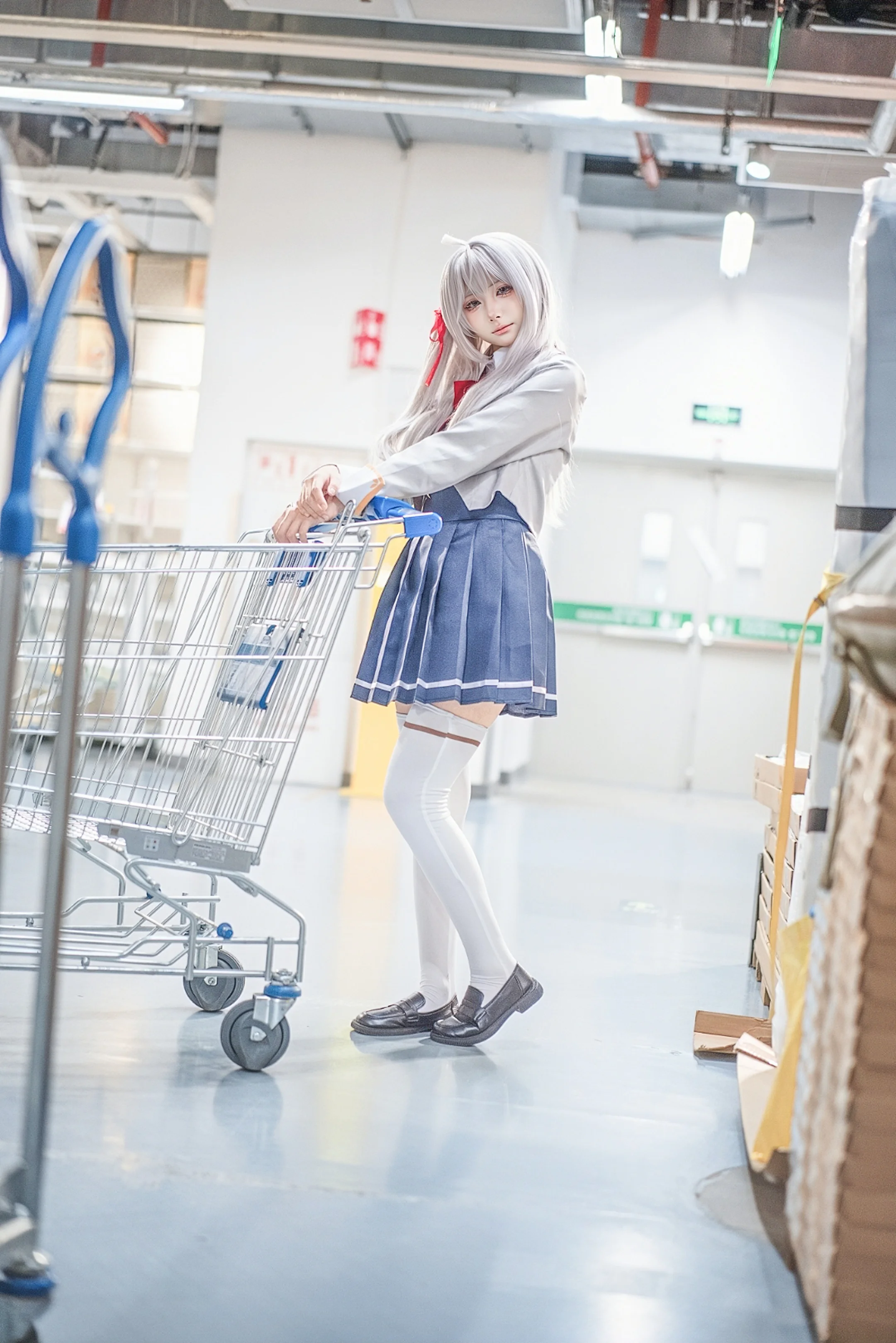 【艾莉同学cos】白毛制服与仓储卖场的日常碰撞 - 第 5 张