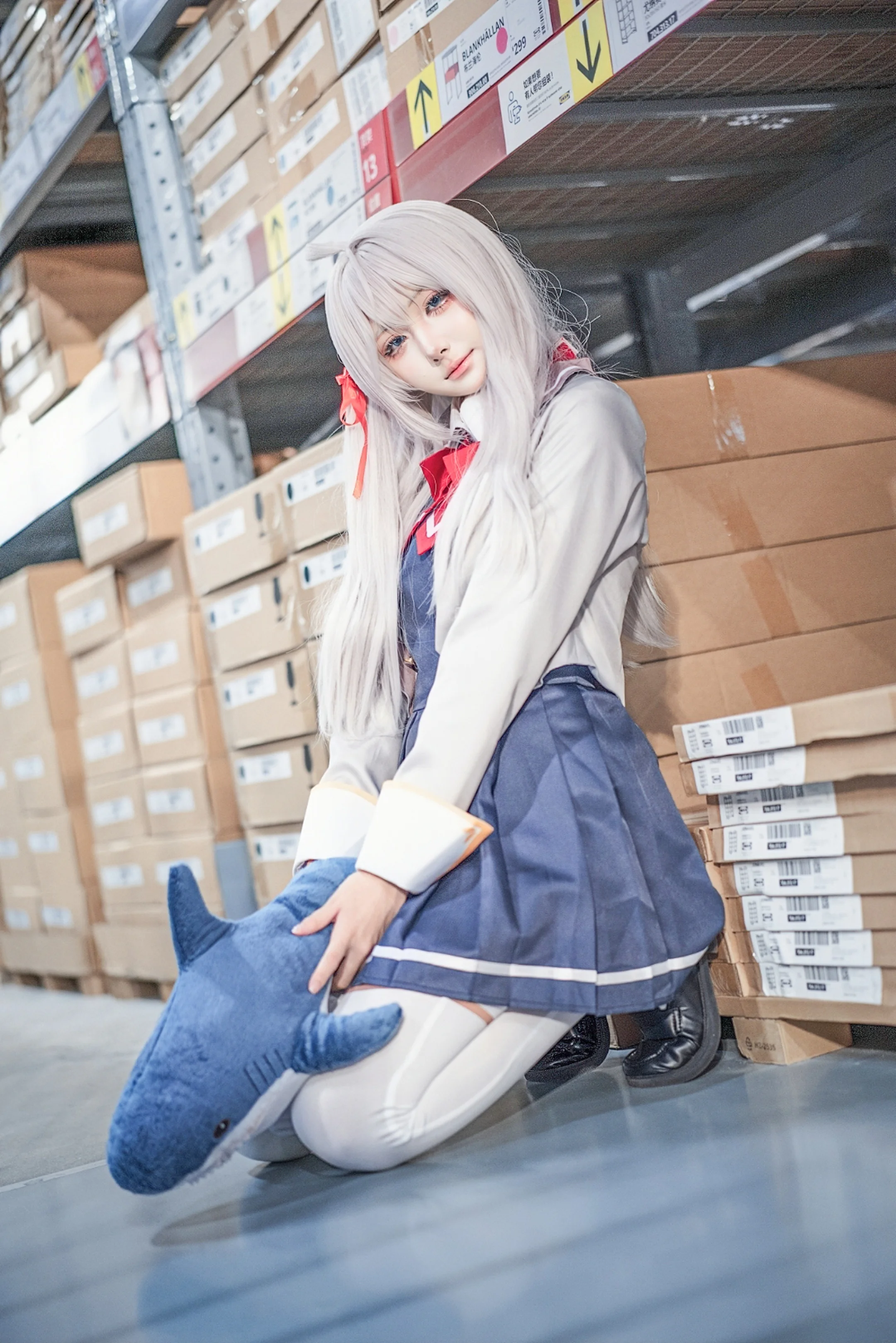 【艾莉同学cos】白毛制服与仓储卖场的日常碰撞 - 第 6 张