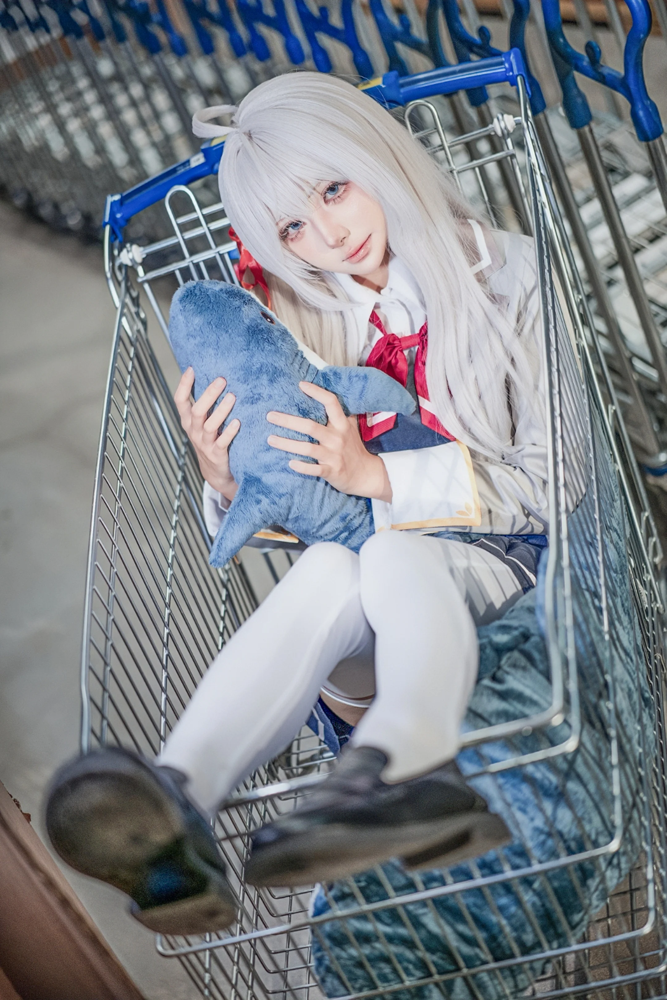 【艾莉同学cos】白毛制服与仓储卖场的日常碰撞 - 第 7 张