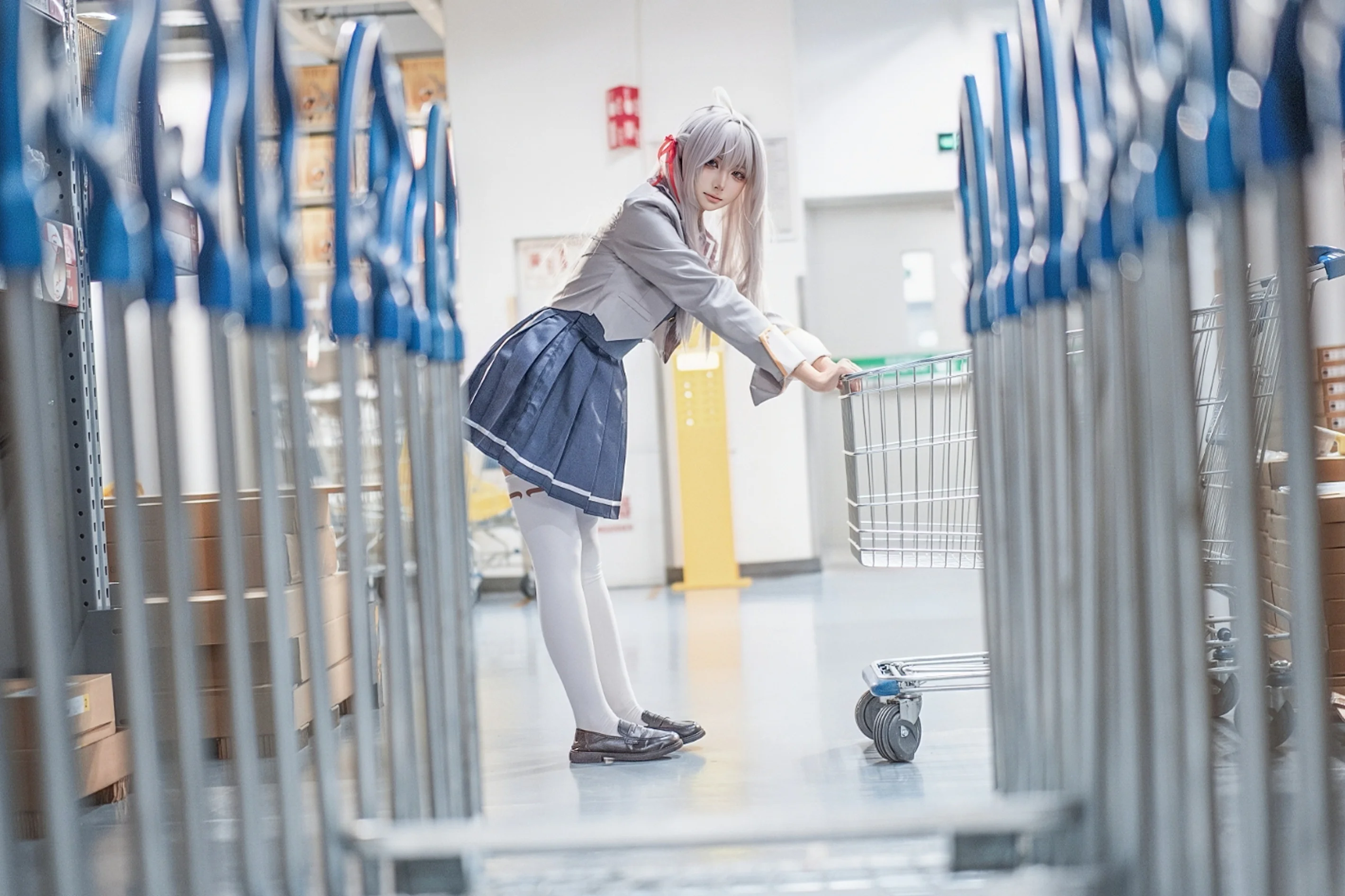 【艾莉同学cos】白毛制服与仓储卖场的日常碰撞 - 第 8 张