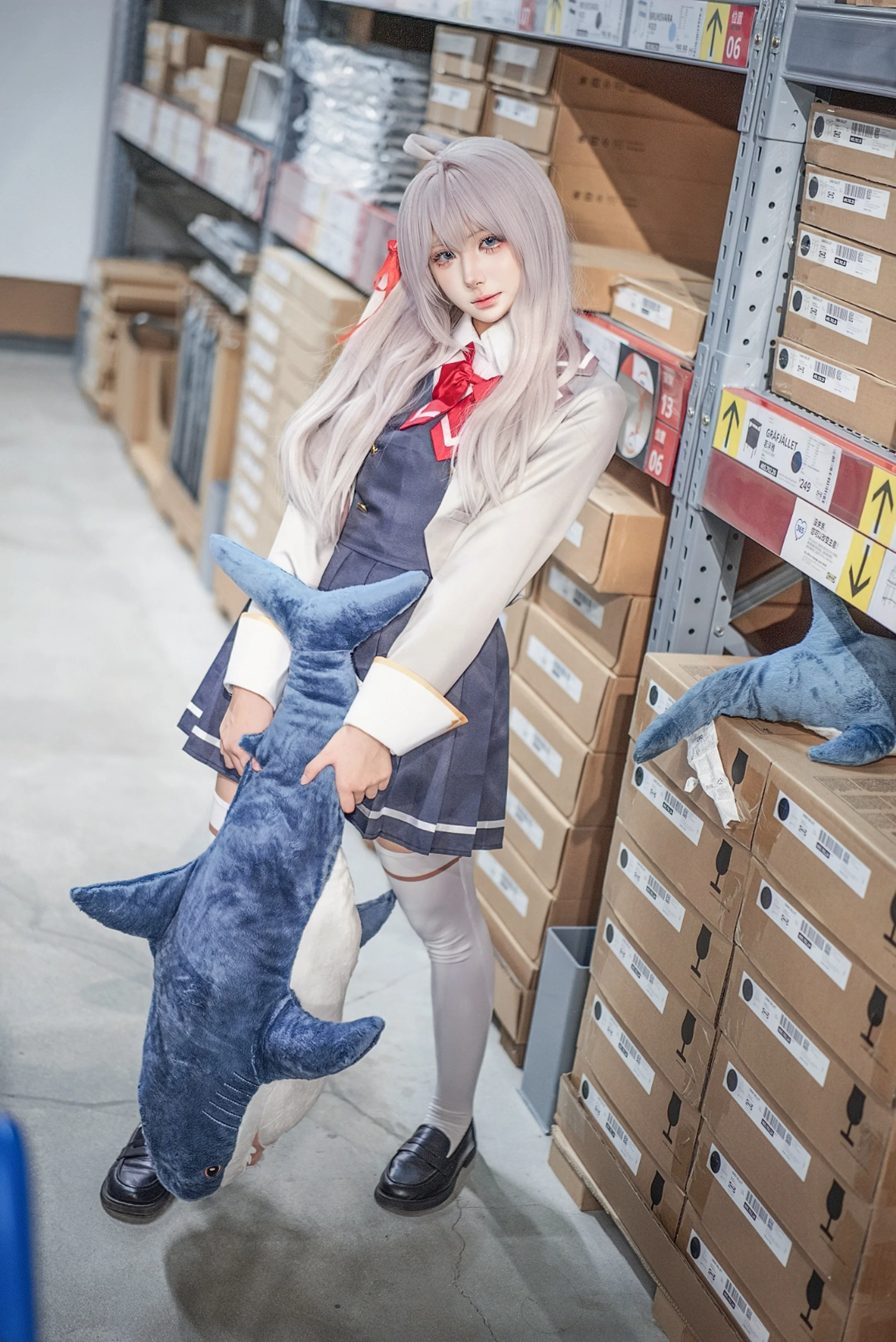 【艾莉同学cos】白毛制服与仓储卖场的日常碰撞 - 第 9 张