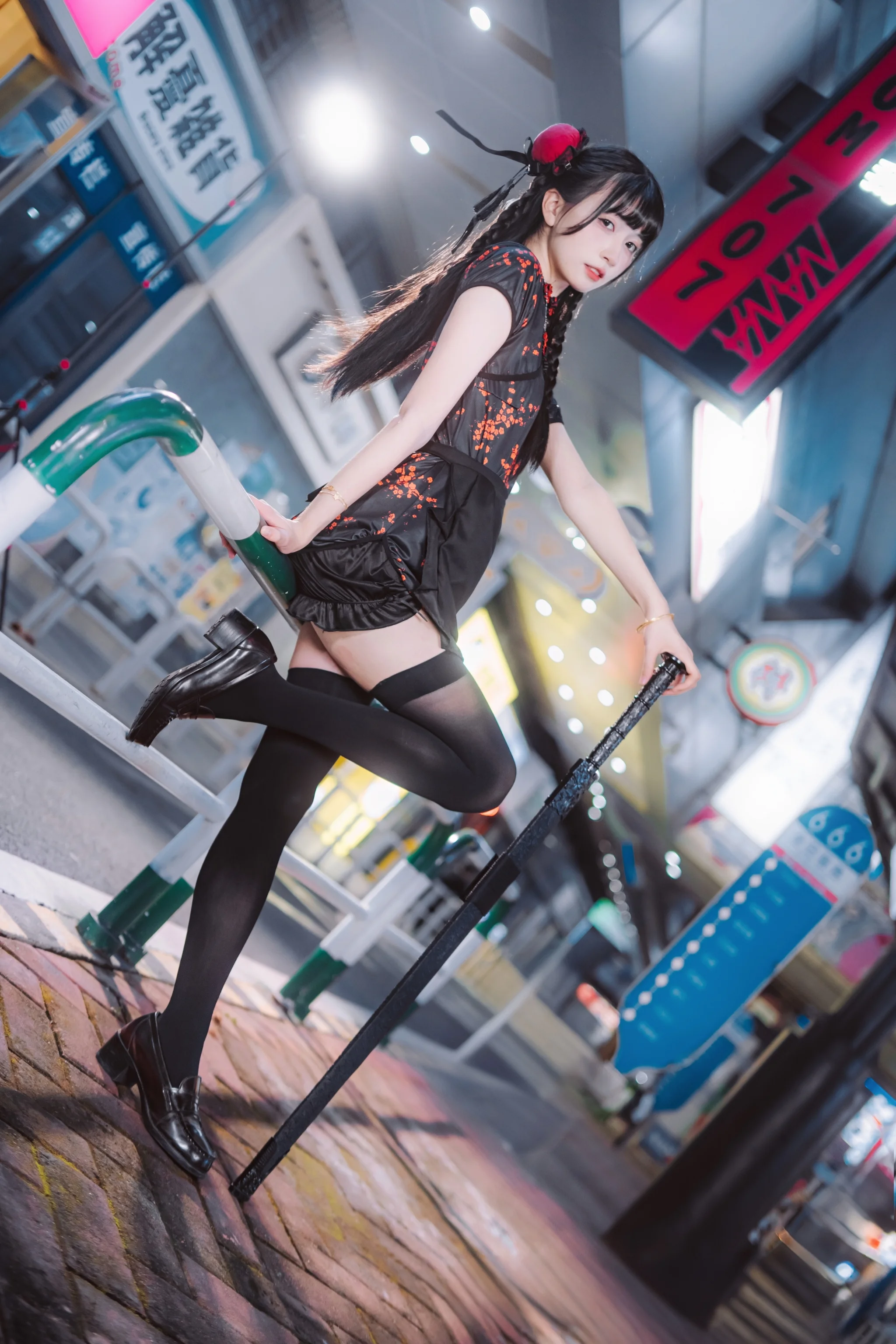 黑色改良旗袍与长杆，都市夜景里的中华娘 - 第 1 张