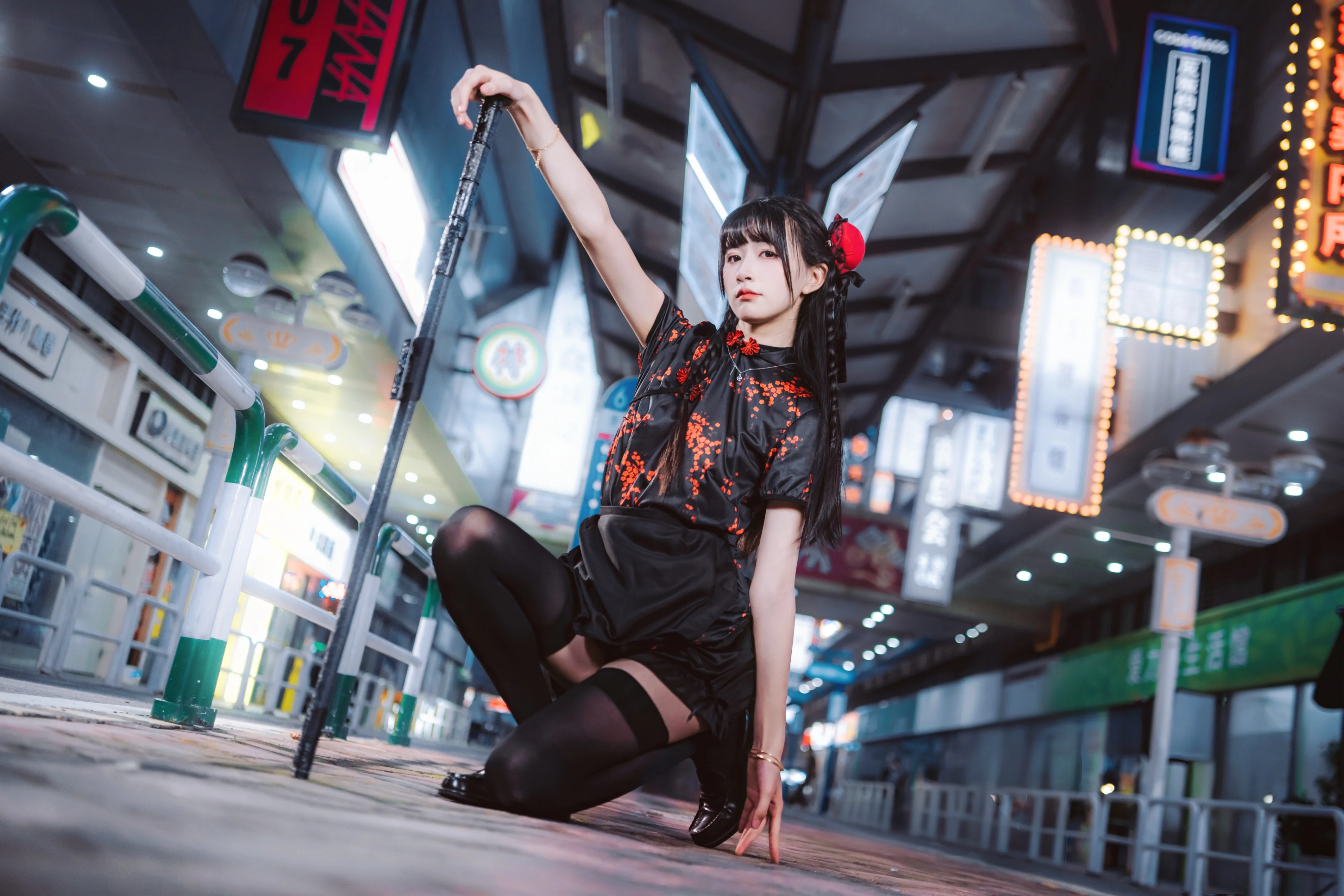 黑色改良旗袍与长杆，都市夜景里的中华娘 - 第 10 张