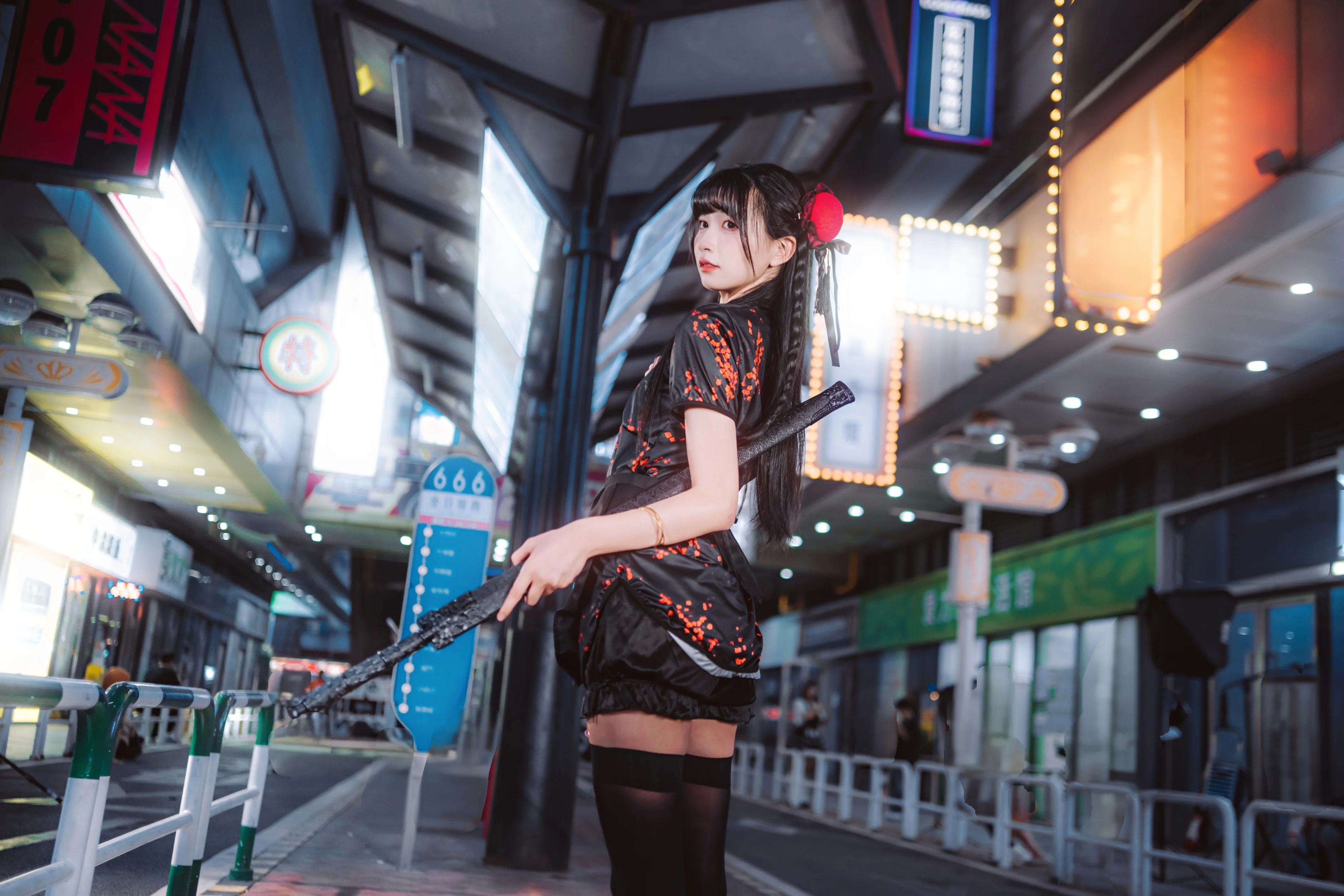 黑色改良旗袍与长杆，都市夜景里的中华娘 - 第 14 张