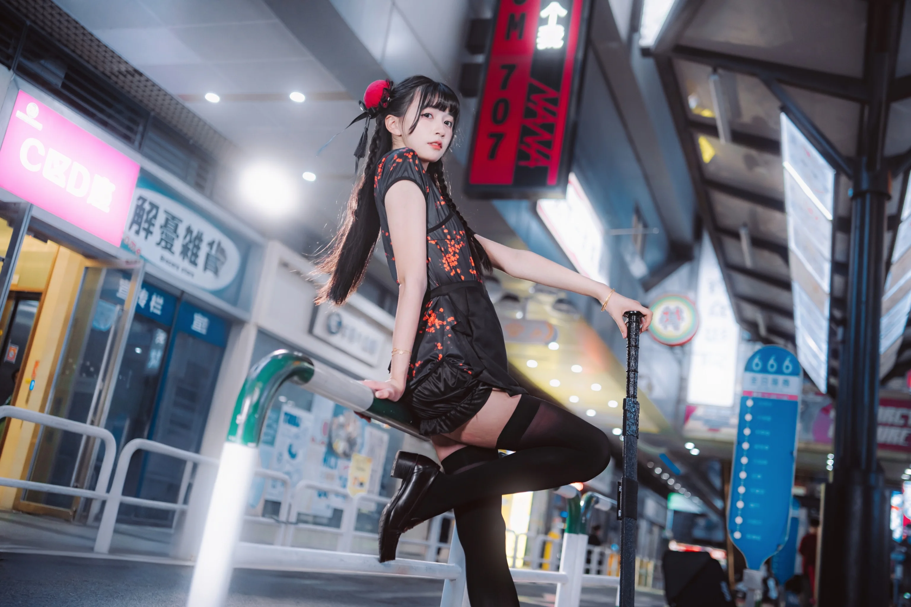 黑色改良旗袍与长杆，都市夜景里的中华娘 - 第 16 张