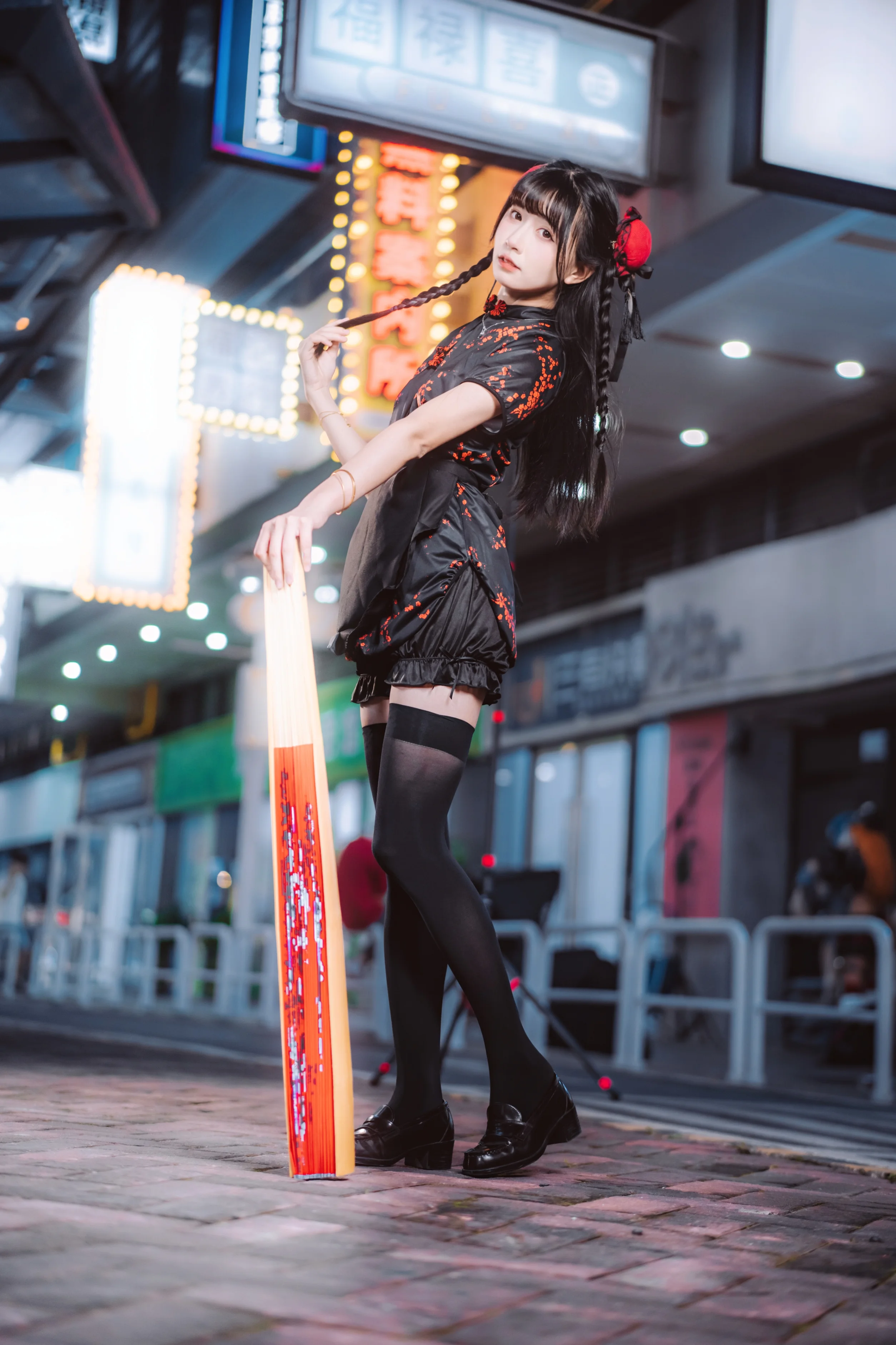 黑色改良旗袍与长杆，都市夜景里的中华娘 - 第 2 张