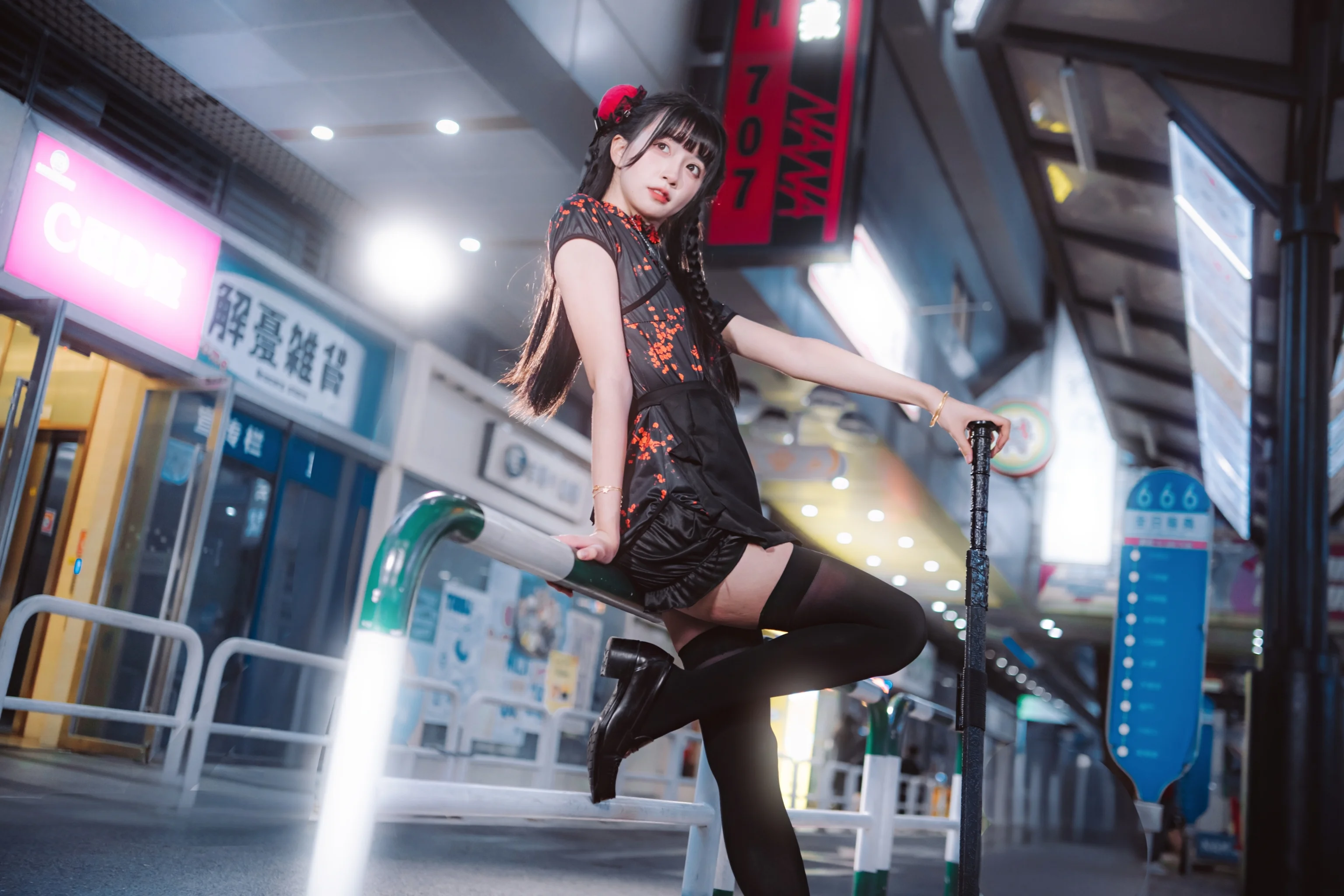 黑色改良旗袍与长杆，都市夜景里的中华娘