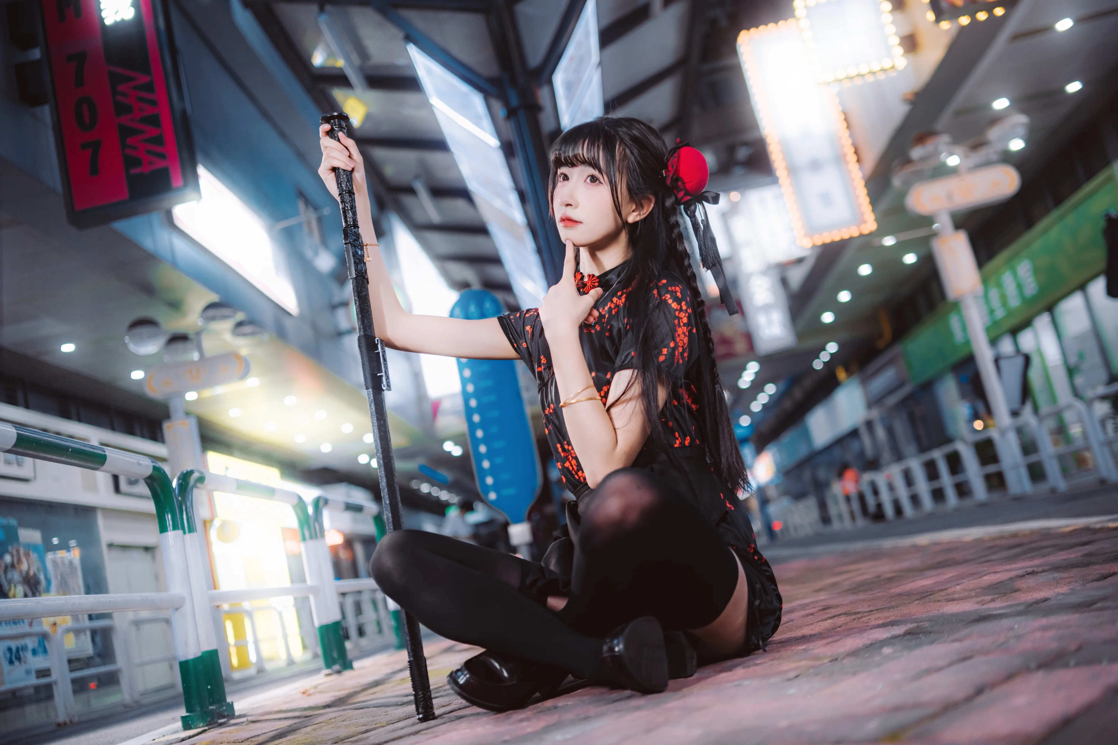 黑色改良旗袍与长杆，都市夜景里的中华娘 - 第 4 张