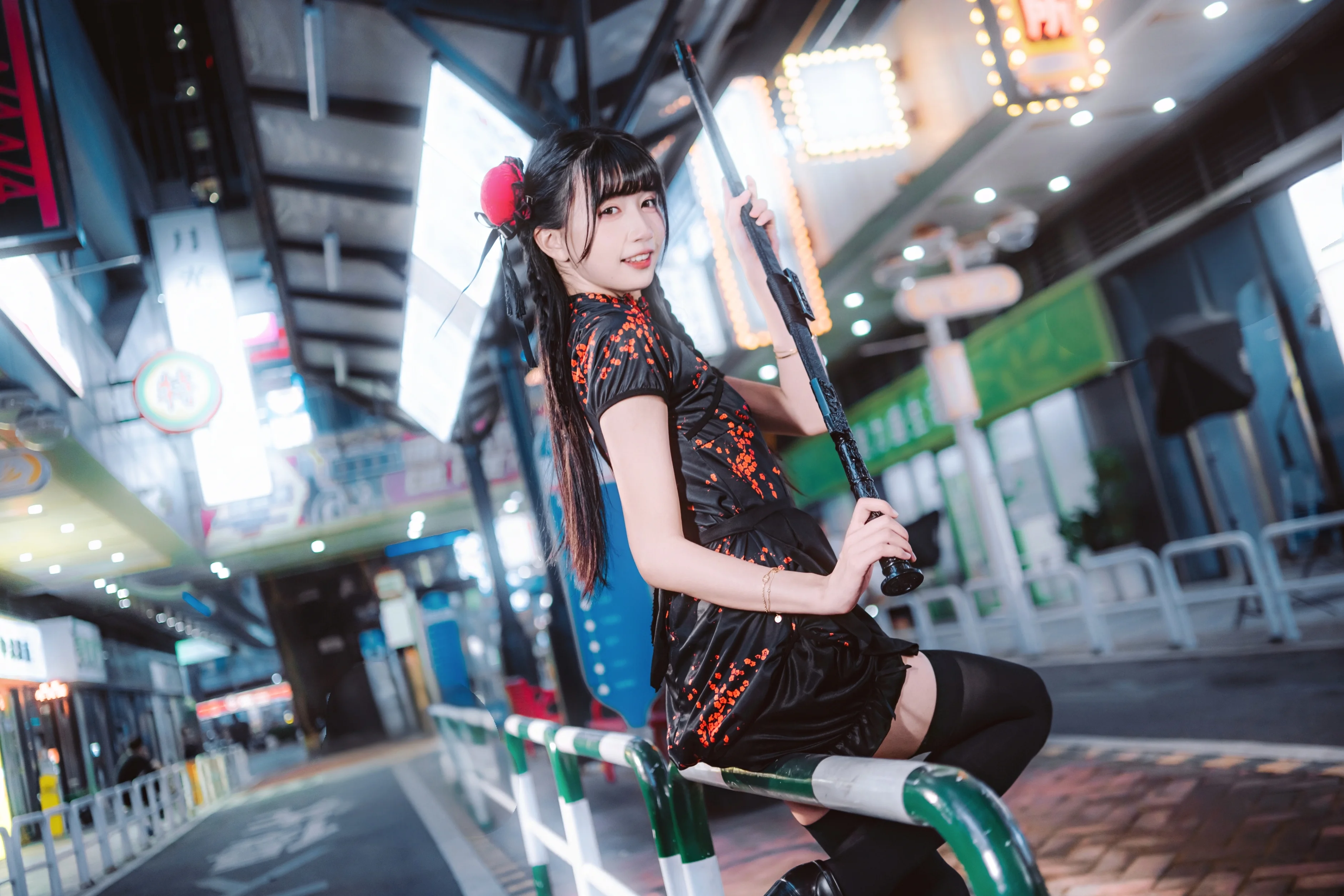黑色改良旗袍与长杆，都市夜景里的中华娘 - 第 5 张