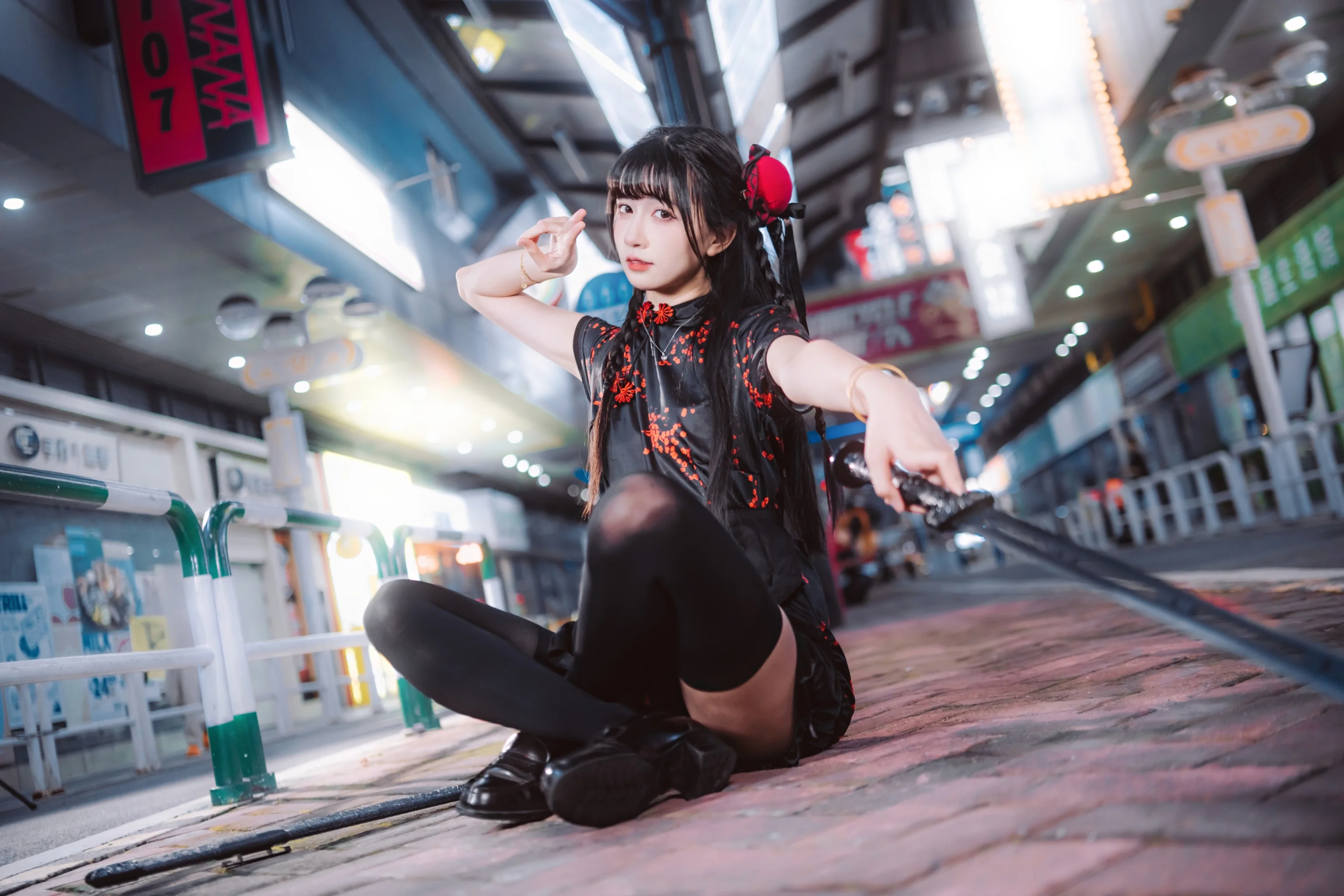 黑色改良旗袍与长杆，都市夜景里的中华娘 - 第 6 张