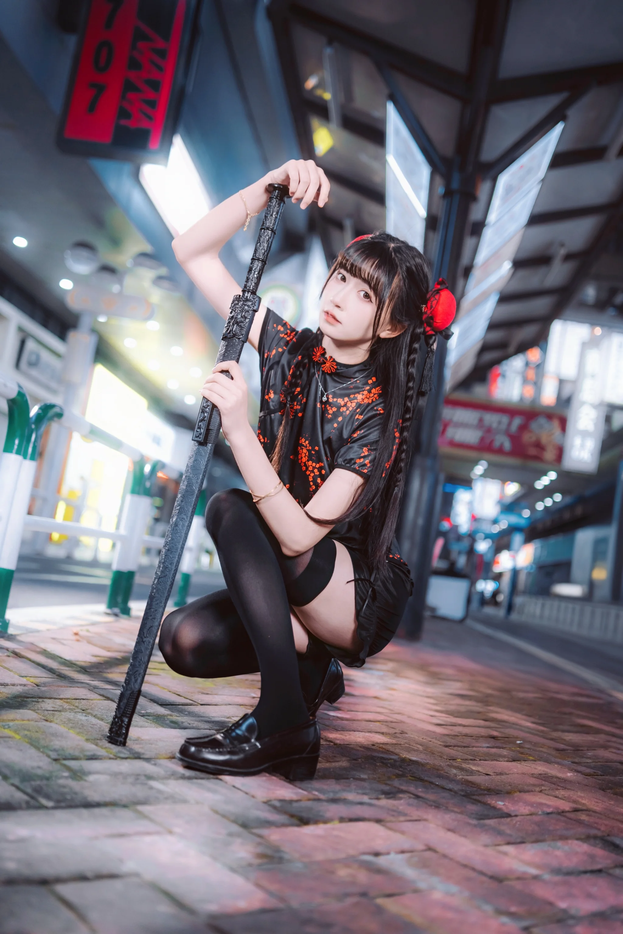 黑色改良旗袍与长杆，都市夜景里的中华娘 - 第 7 张